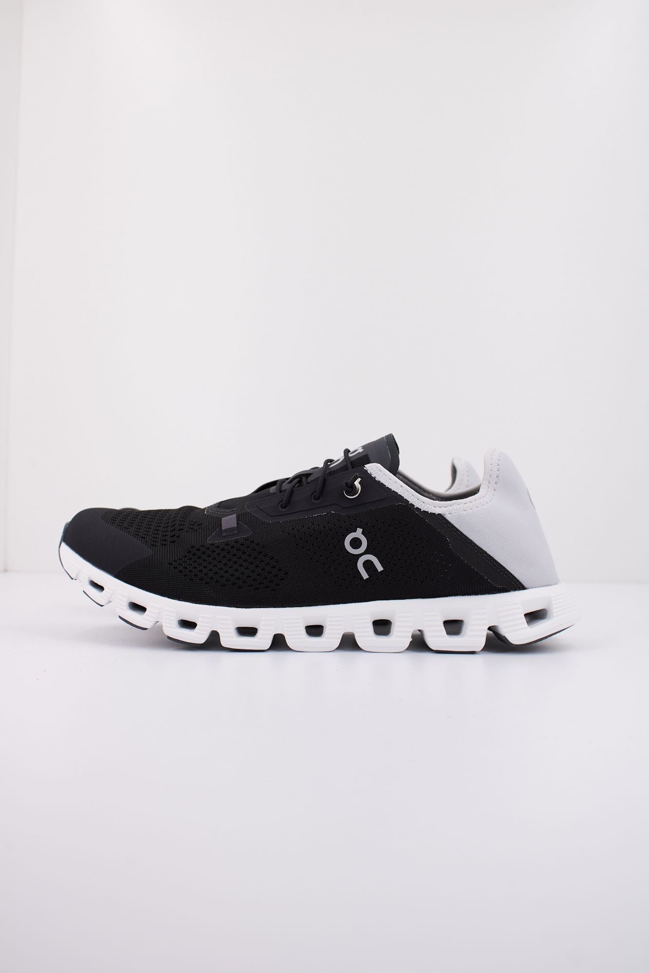ON RUNNING CLOUD 5 COAST M en color NEGRO (1)