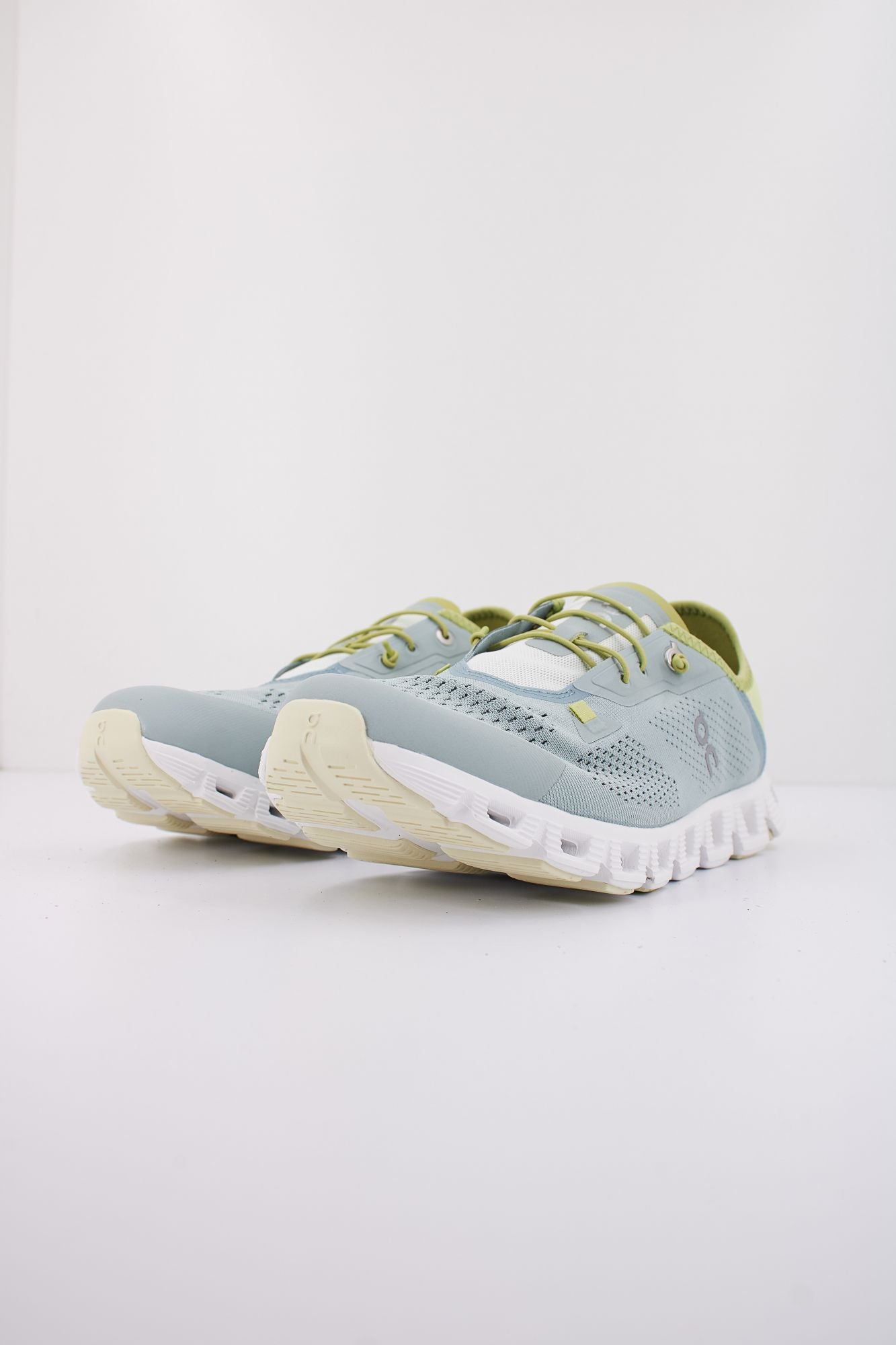ON RUNNING CLOUD 5 COAST M en color VERDE (2)