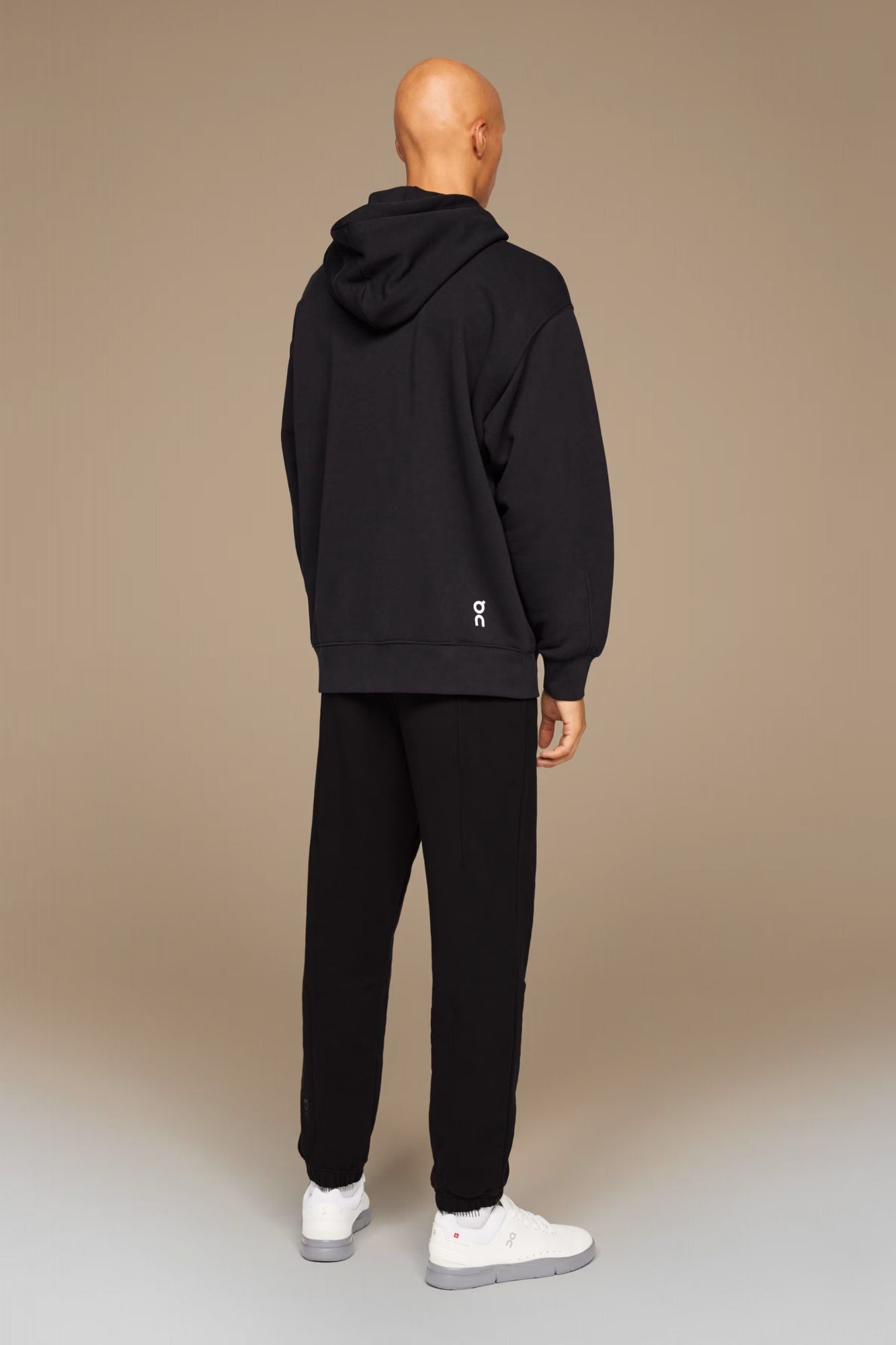 ON RUNNING CLUB HOODIE en color NEGRO (3)