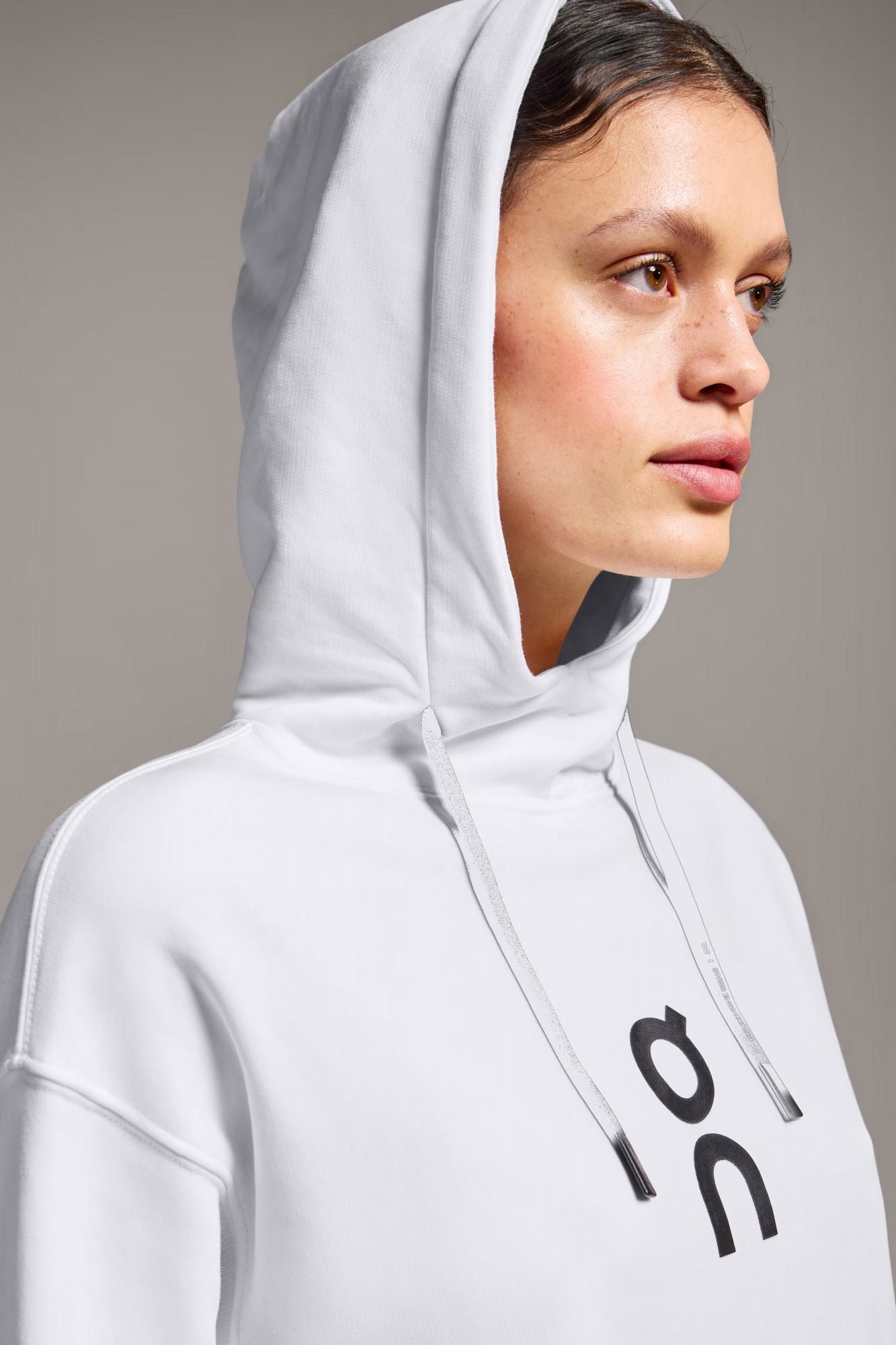 ON RUNNING CLUB HOODIE en color BLANCO (4)