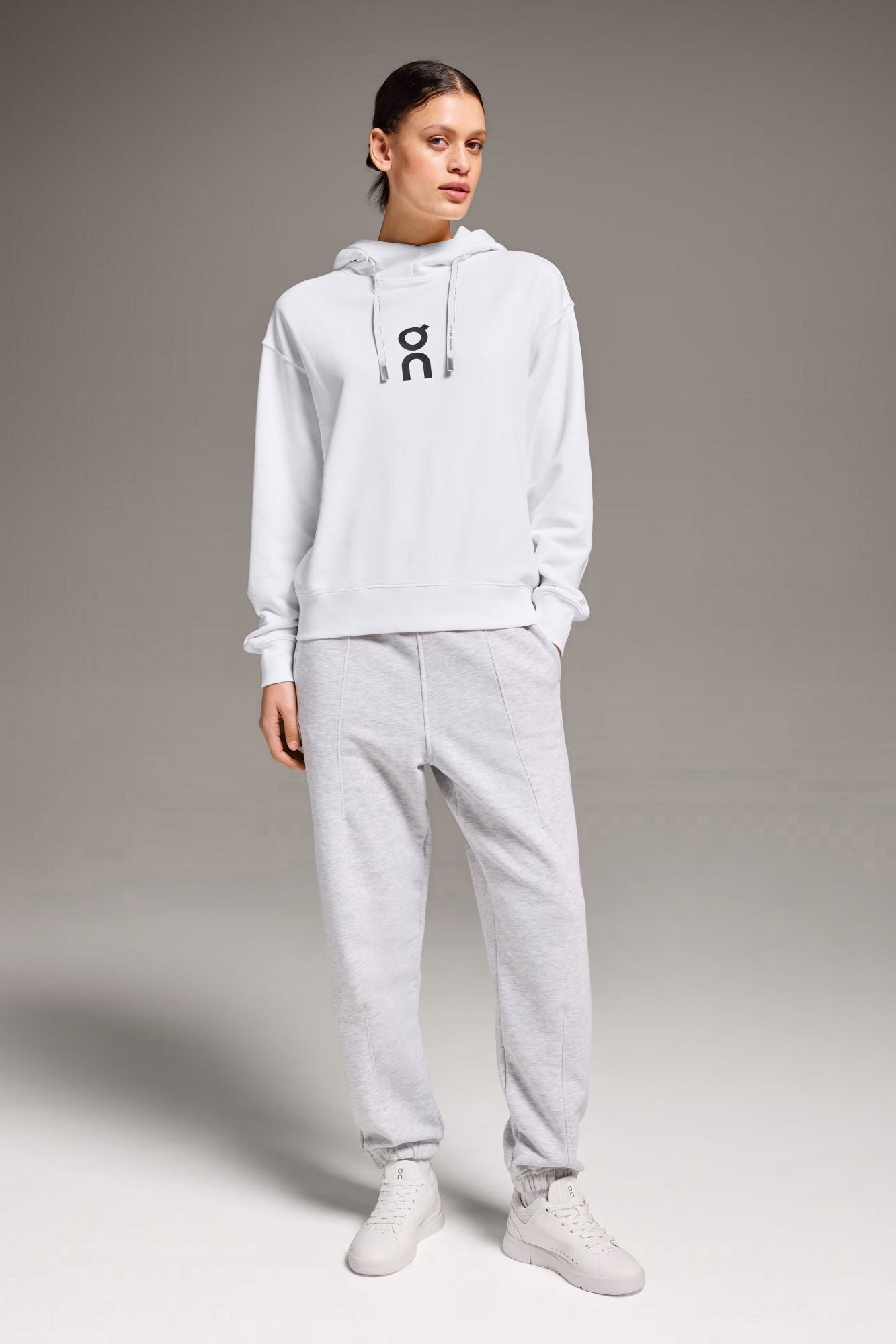 ON RUNNING CLUB HOODIE en color BLANCO (5)