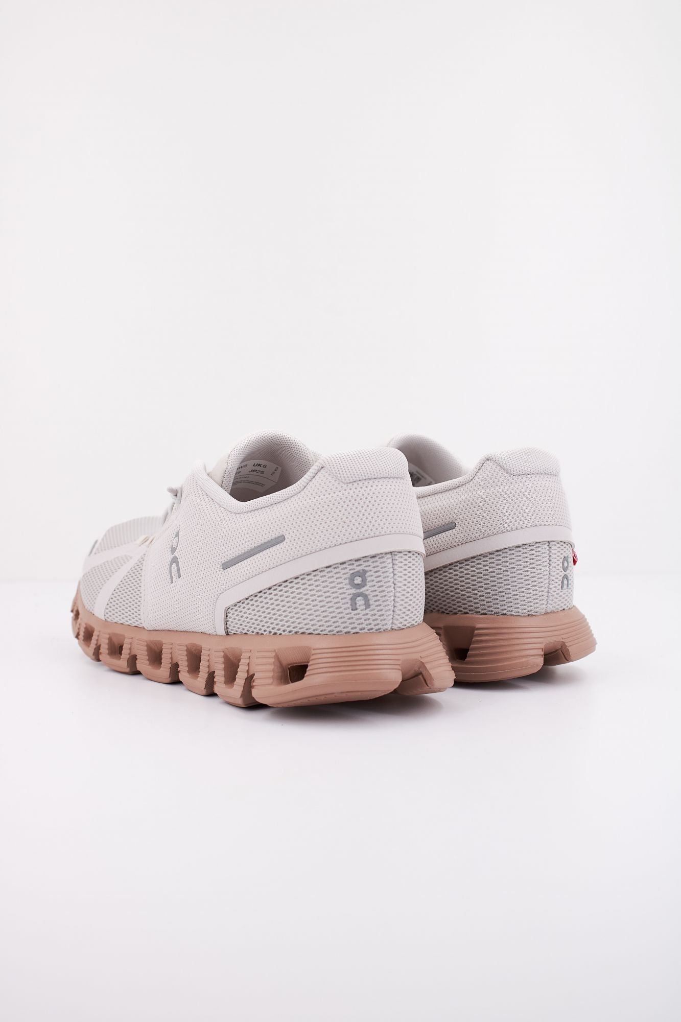 ON RUNNING CLOUD 5 en color BEIS (4)