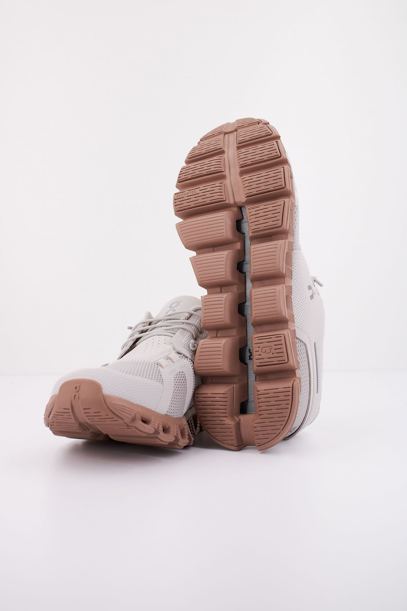 ON RUNNING CLOUD 5 en color BEIS (5)