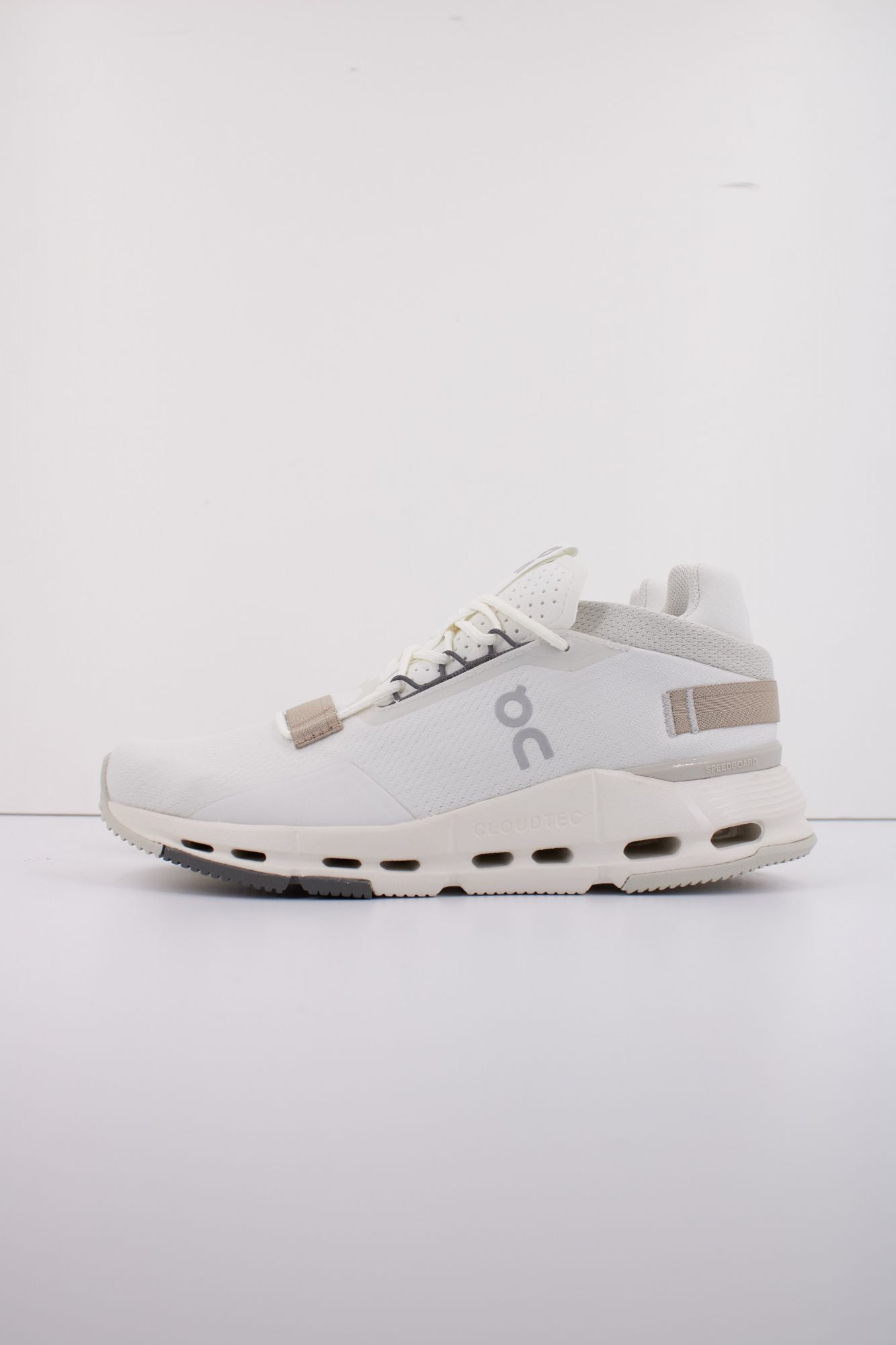 ON RUNNING CLOUDNOVA 2 W en color BLANCO (1)