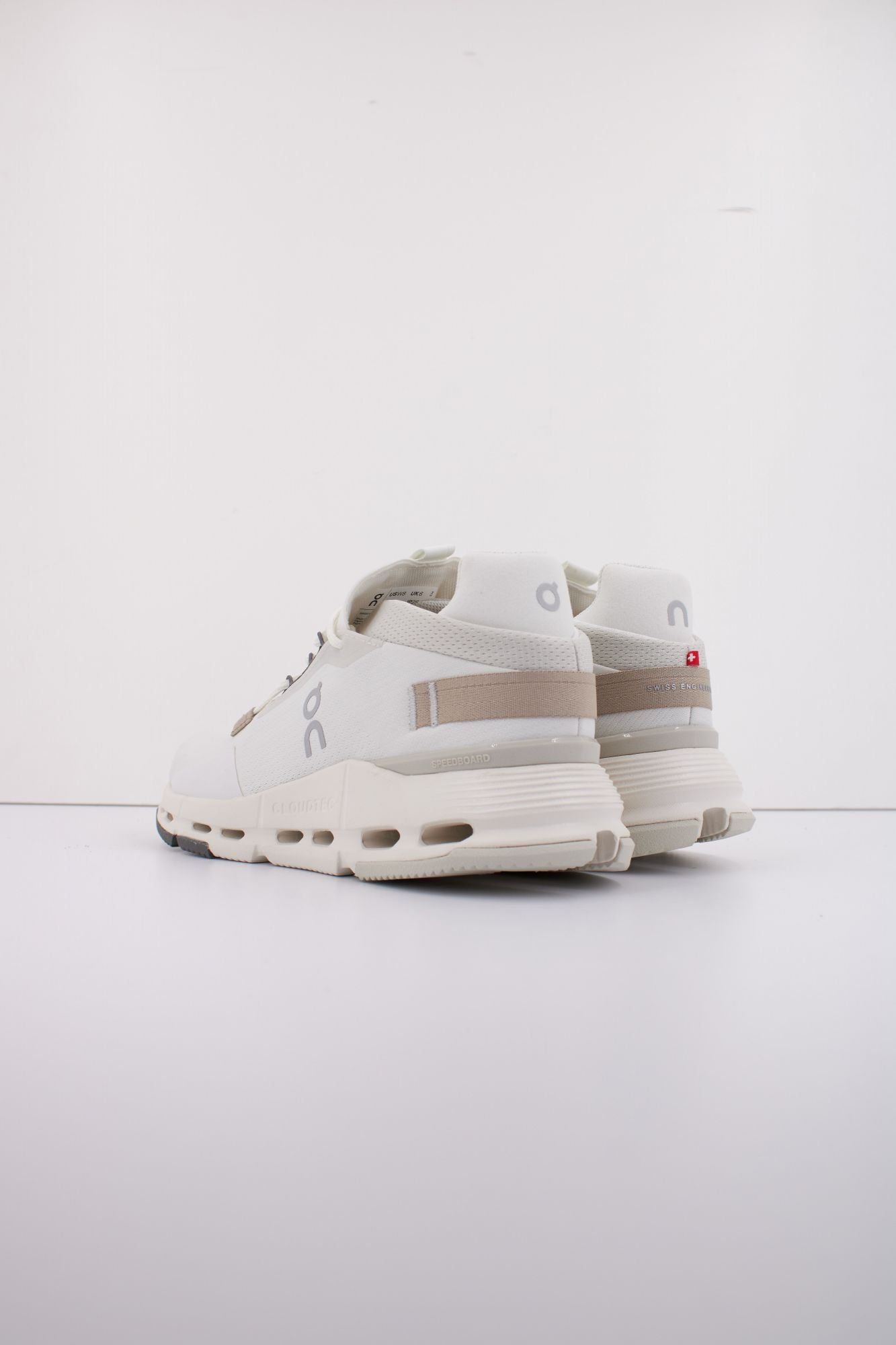 ON RUNNING CLOUDNOVA 2 W en color BLANCO (4)