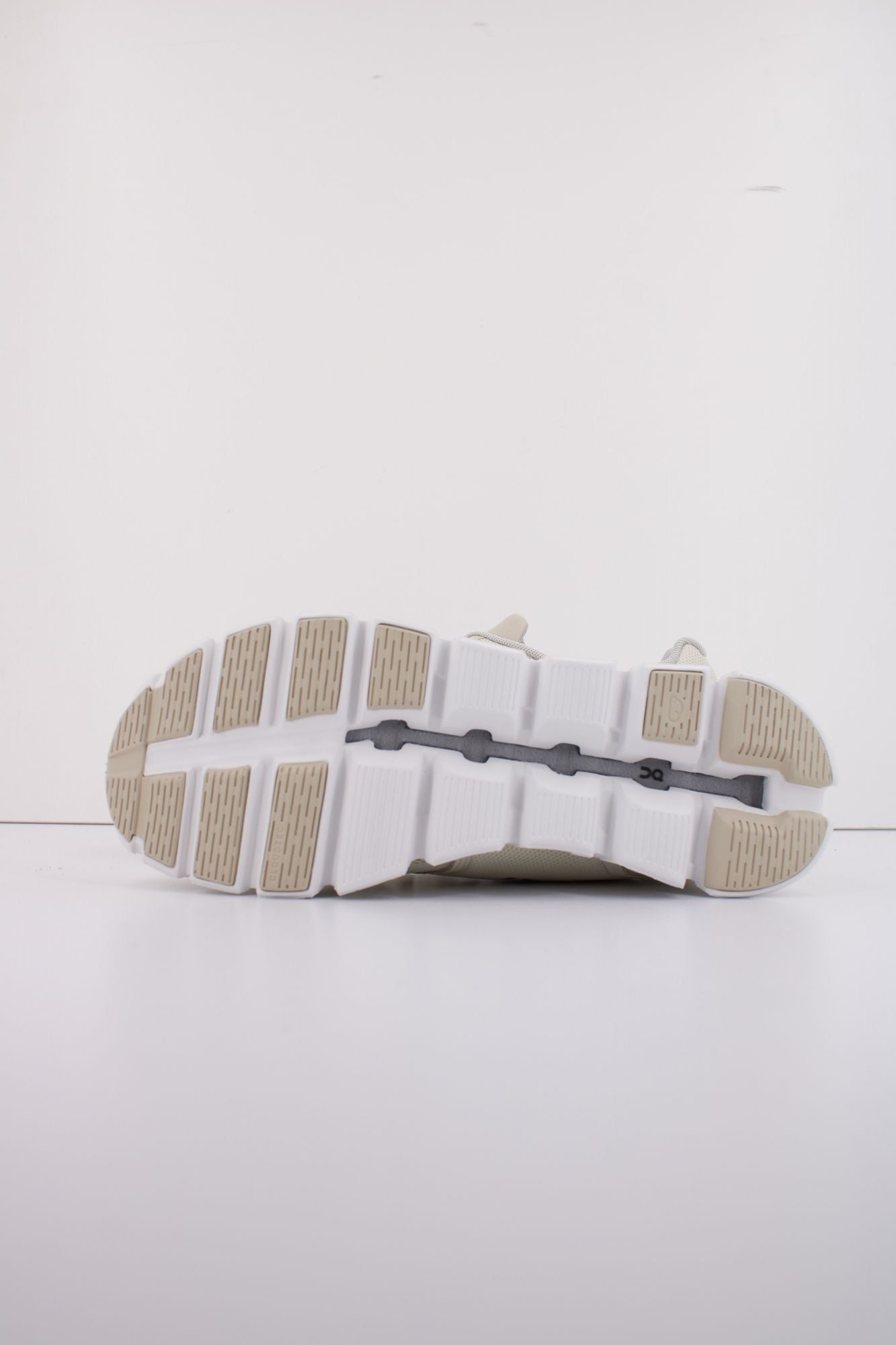 ON RUNNING CLOUD 5 M en color MARRON CLARO (5)