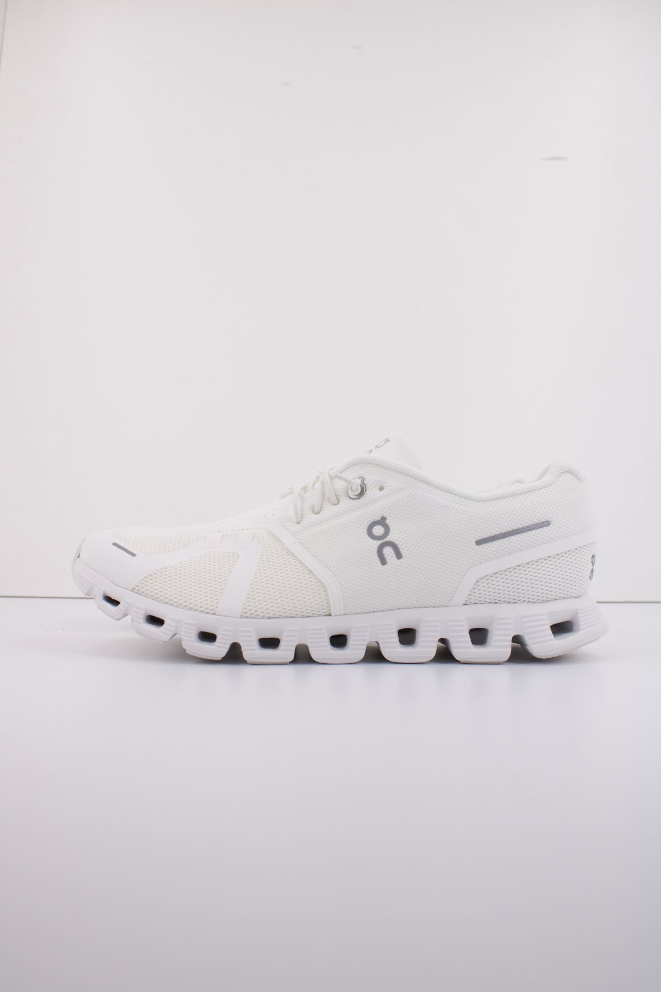ON RUNNING CLOUD 5 M en color BLANCO (1)