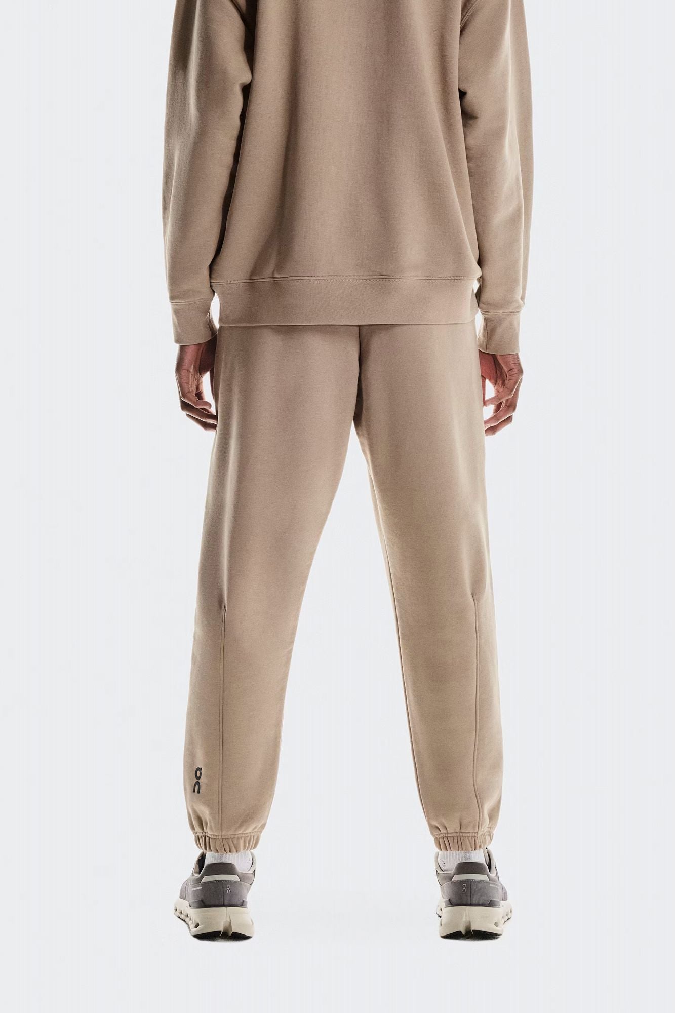 ON RUNNING CLUB PANTS en color MARRON (2)