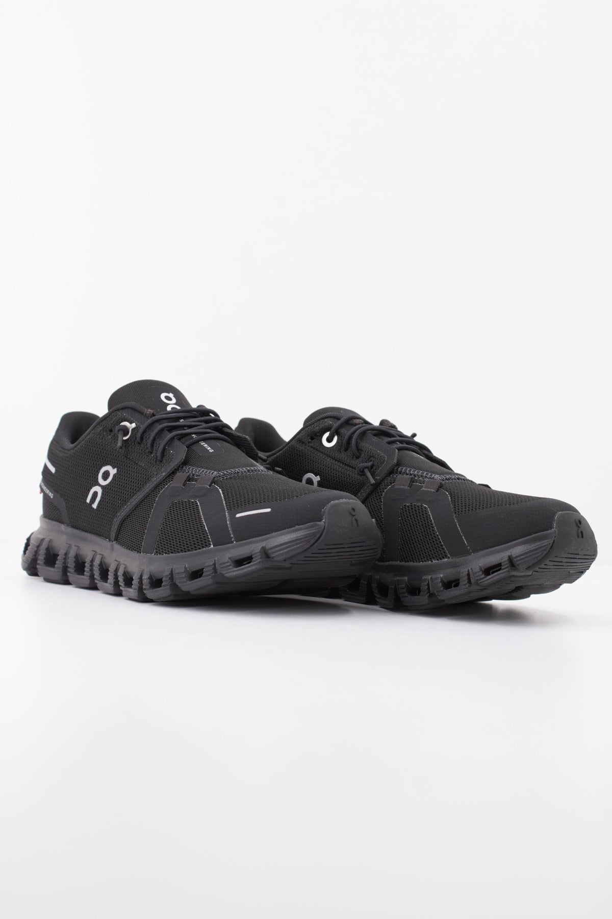 ON RUNNING CLOUD 6 W en color NEGRO (2)