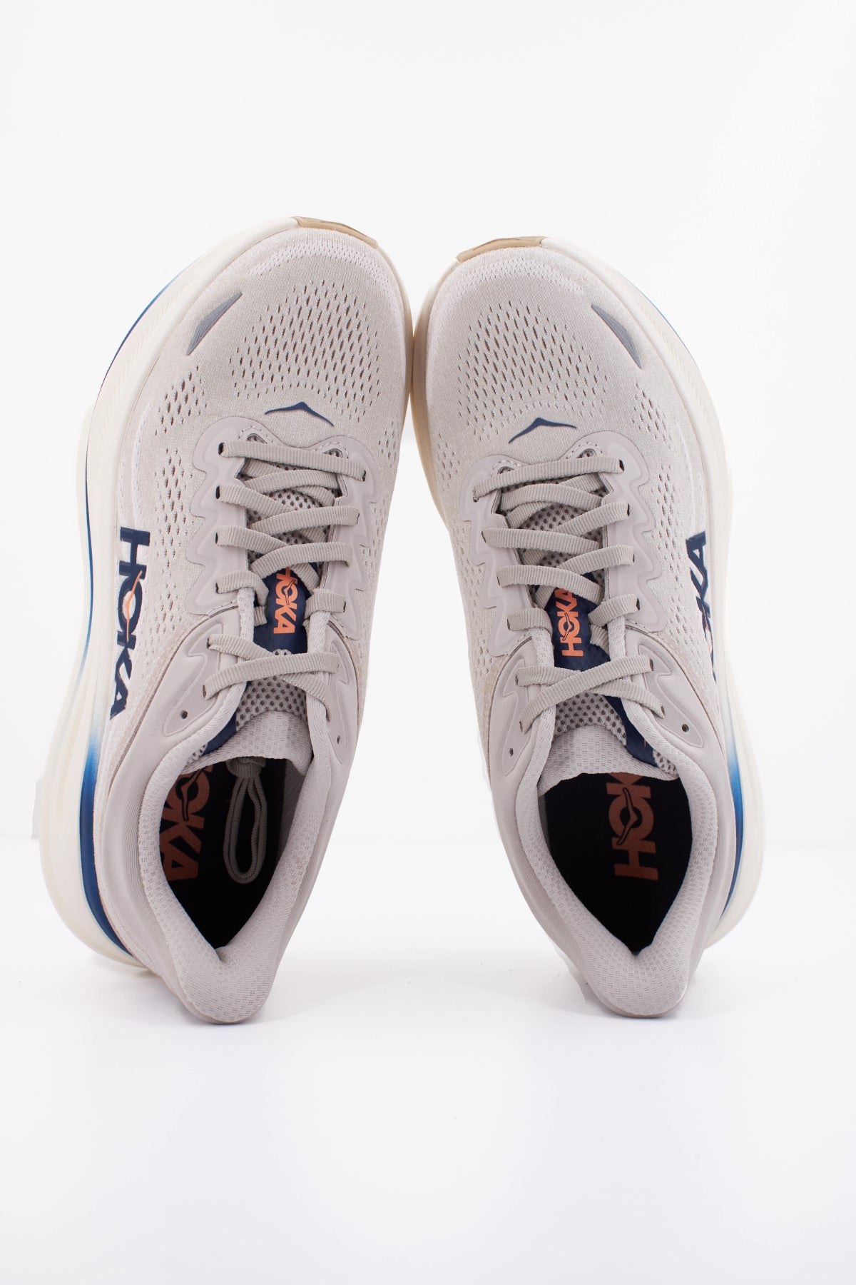 HOKA ZAPATILLA BONDI 9 en color BEIS (3)
