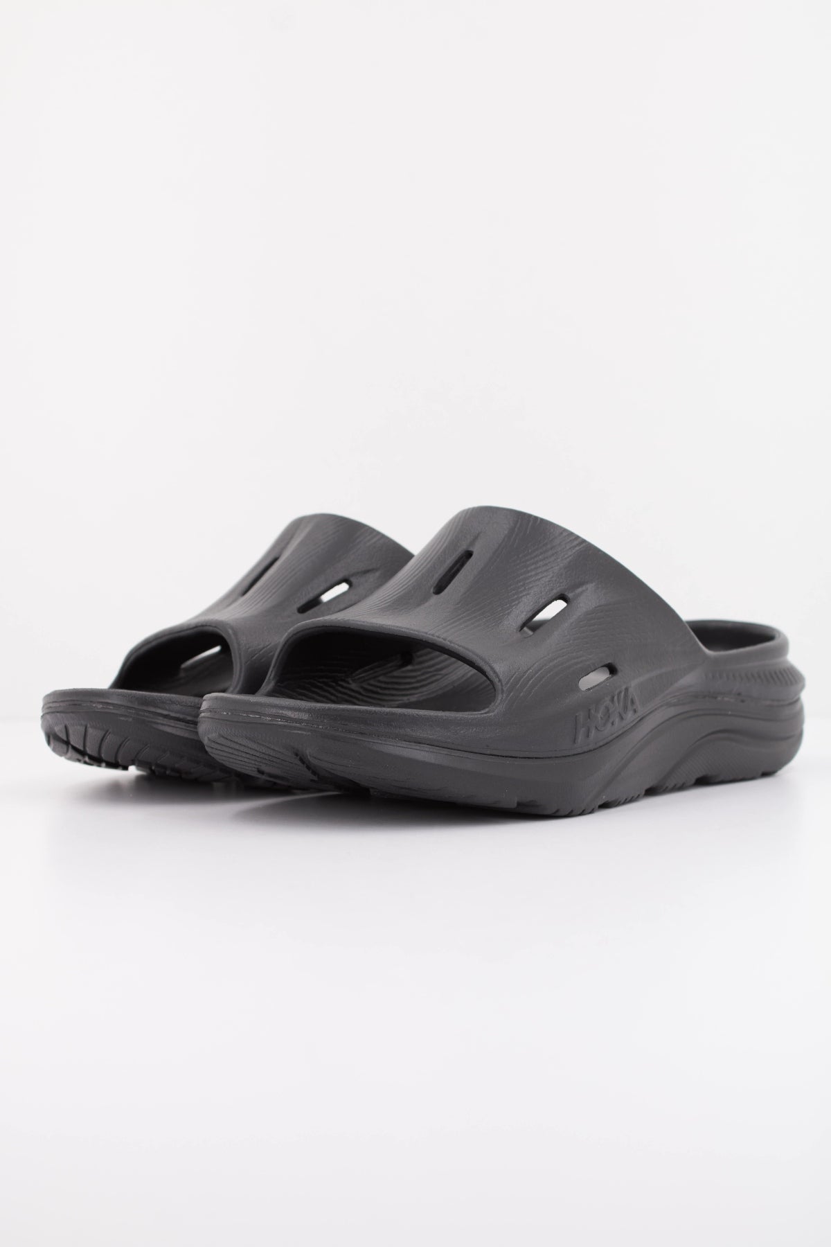 HOKA U ORA RECOVERY en color NEGRO (2)