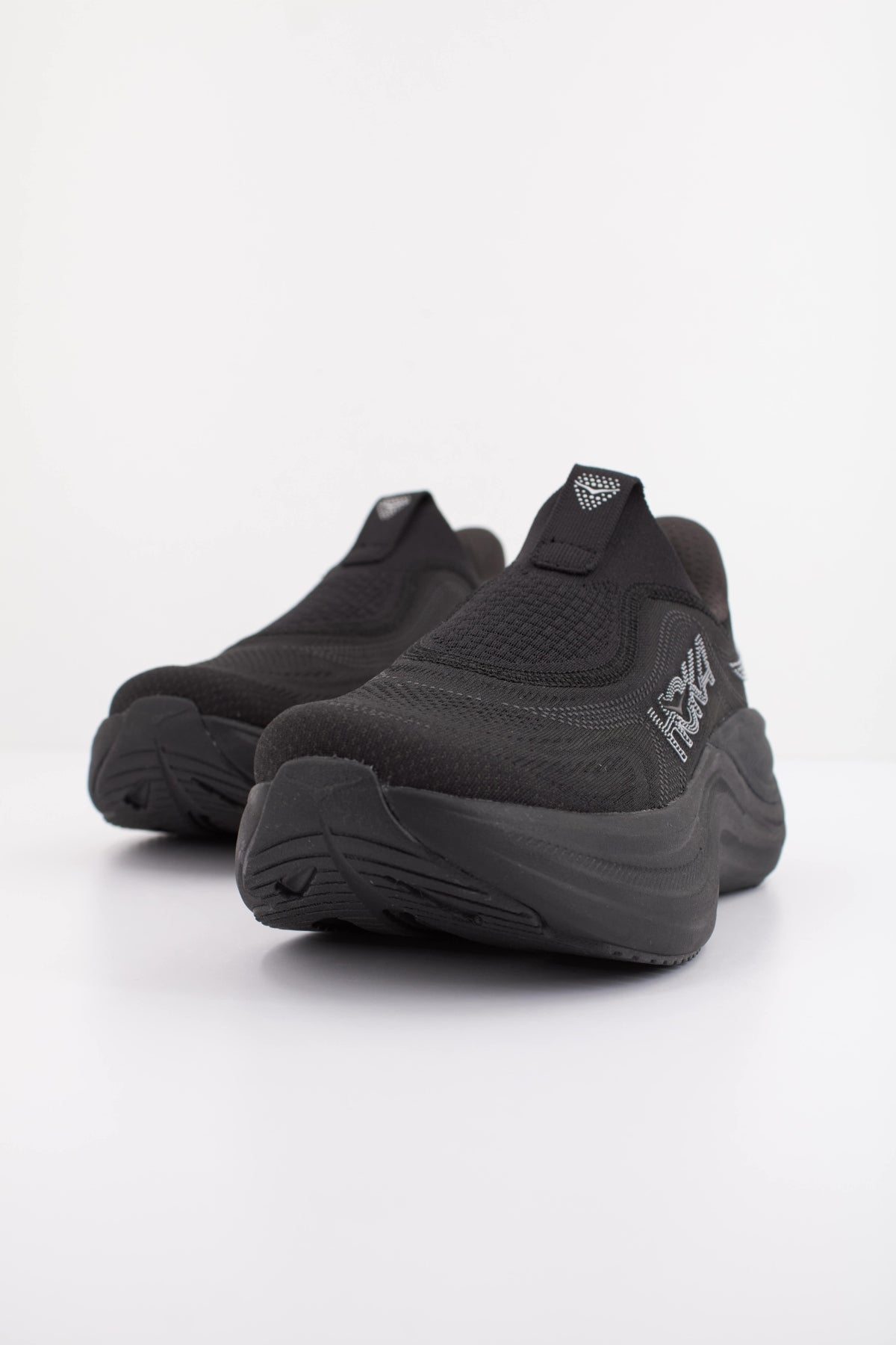 HOKA ZAPATILLA W SKYWARD en color NEGRO (2)