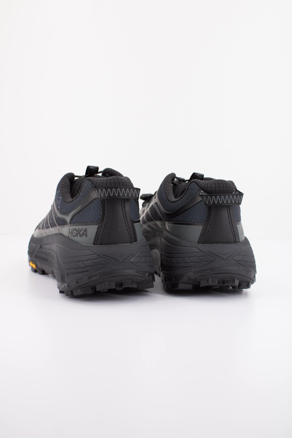 HOKA U MAFATE THREE2 en color NEGRO (4)
