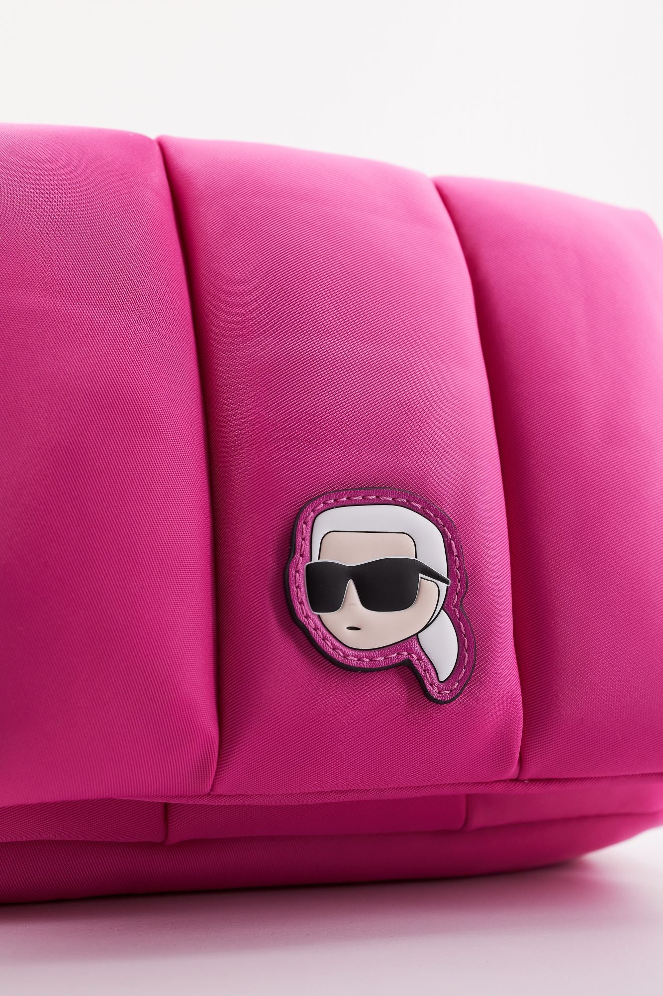 KARL LAGERFELD K/IKONIK 2.0 NYLON PUFF CB en color ROSA (4)