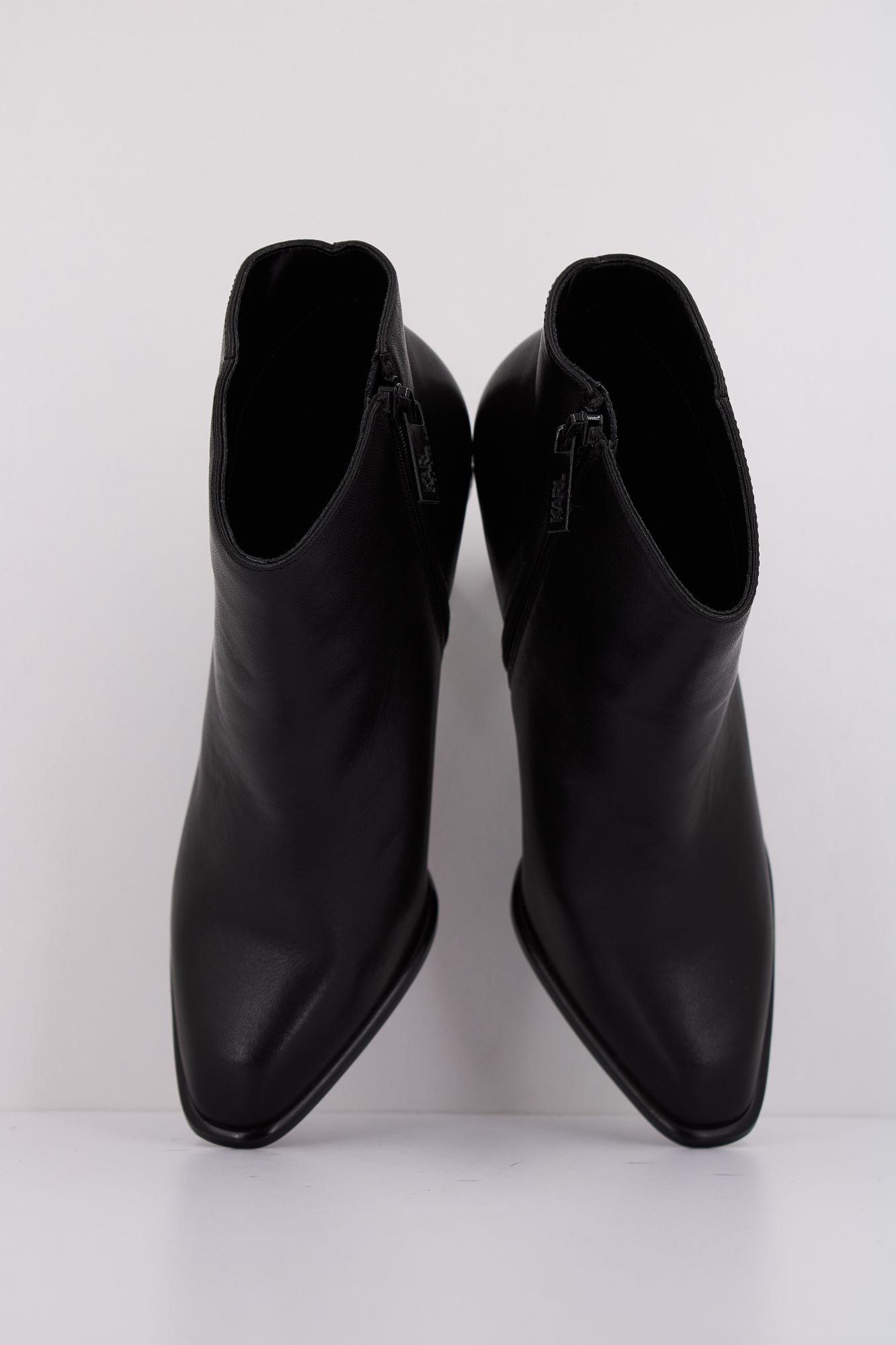 KARL LAGERFELD HEEL SHORT ZIP BOOT en color NEGRO (3)
