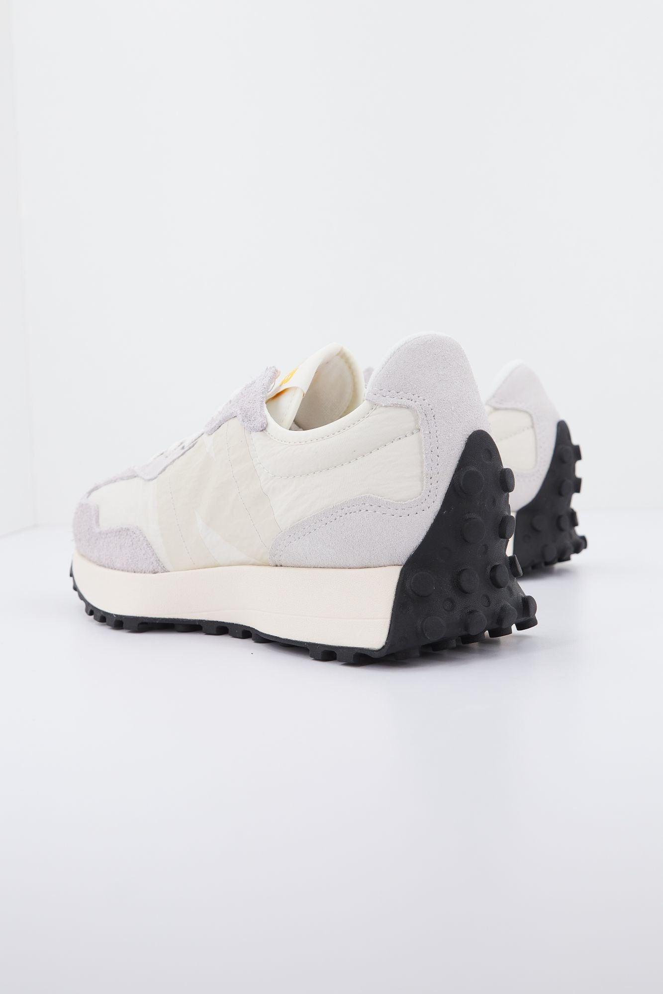 NEW BALANCE MS327 CJ en color BEIS (3)