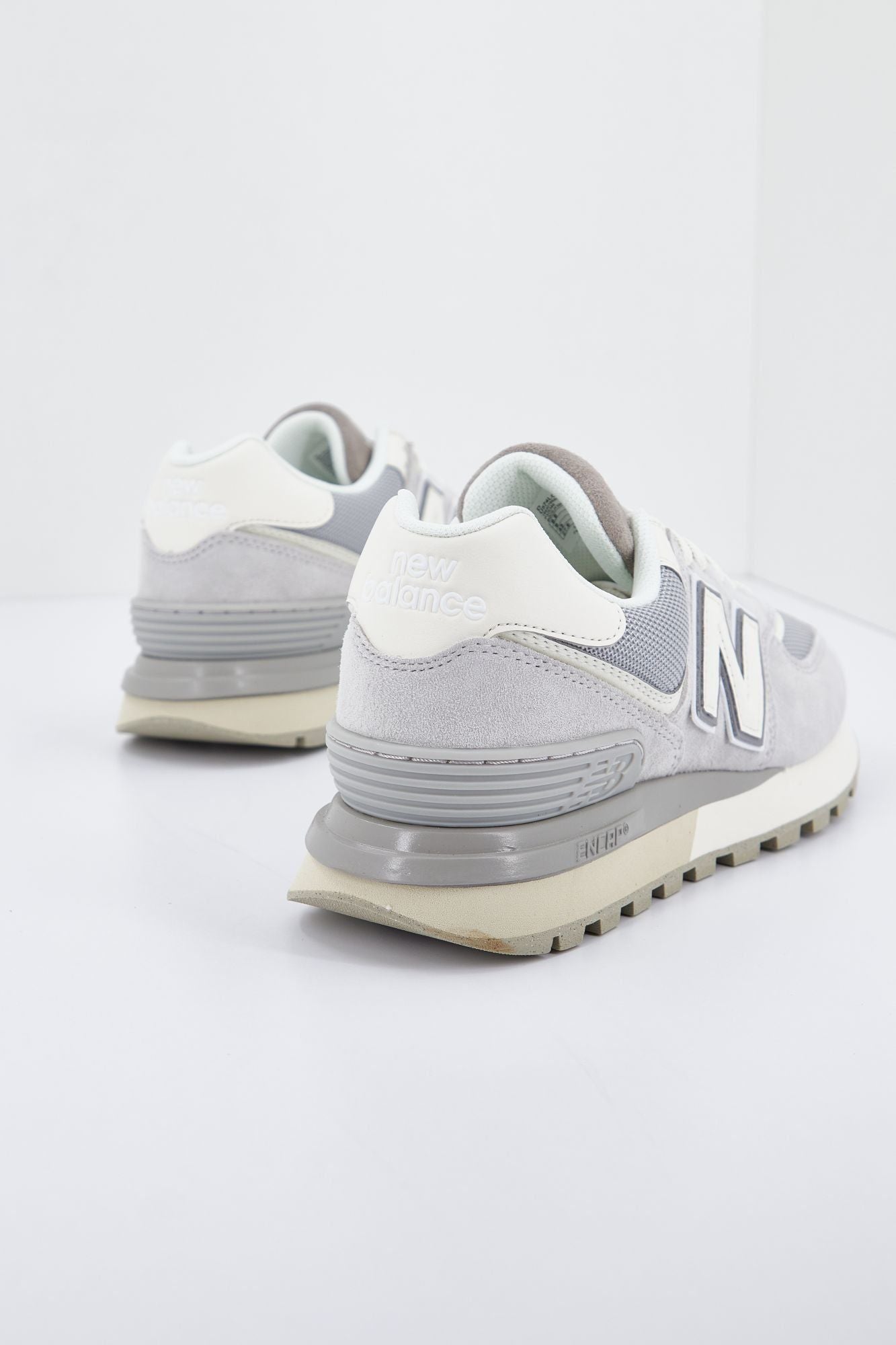 NEW BALANCE U574L GVB en color GRIS (2)