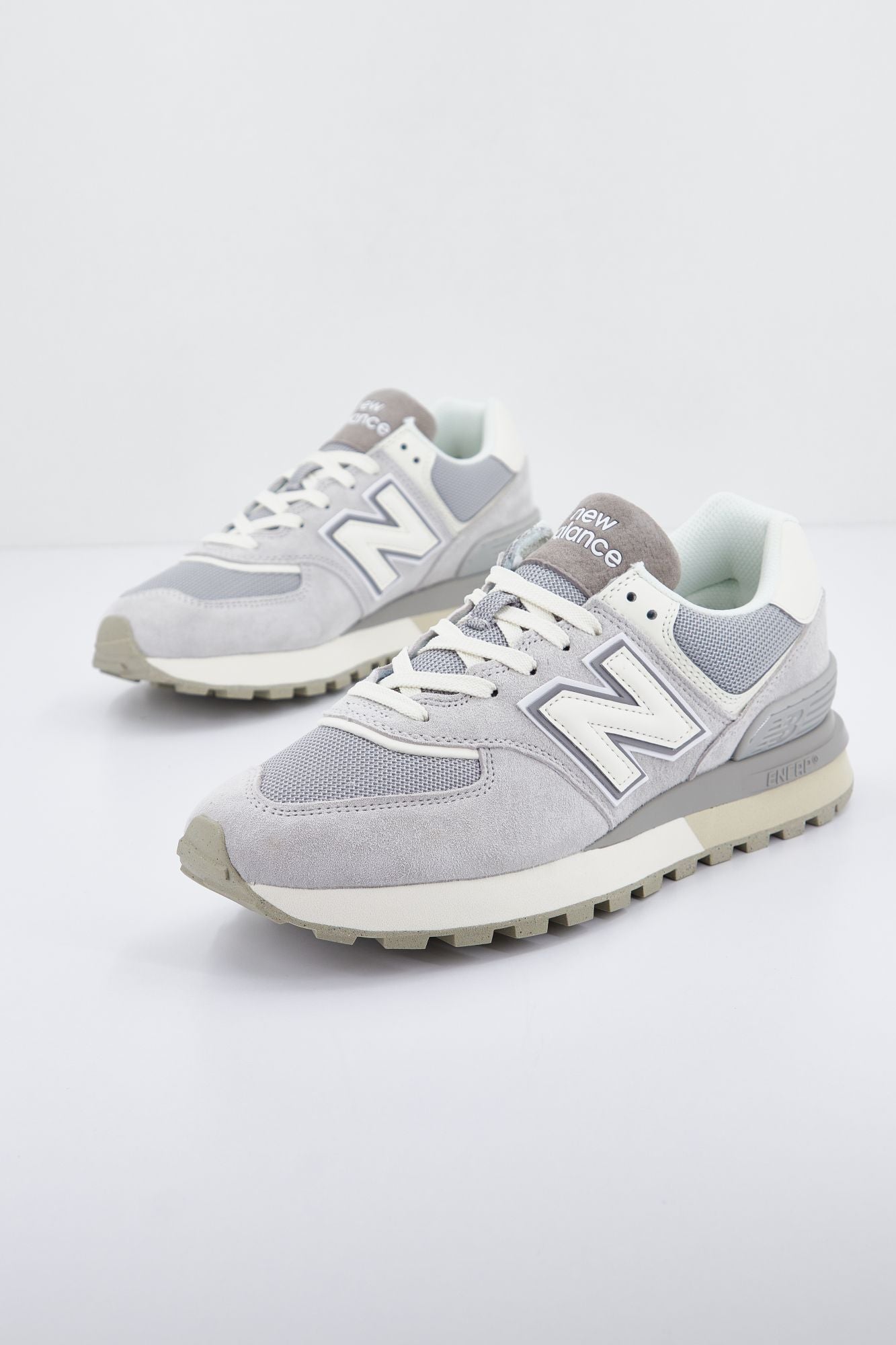 NEW BALANCE U574L GVB en color GRIS (4)