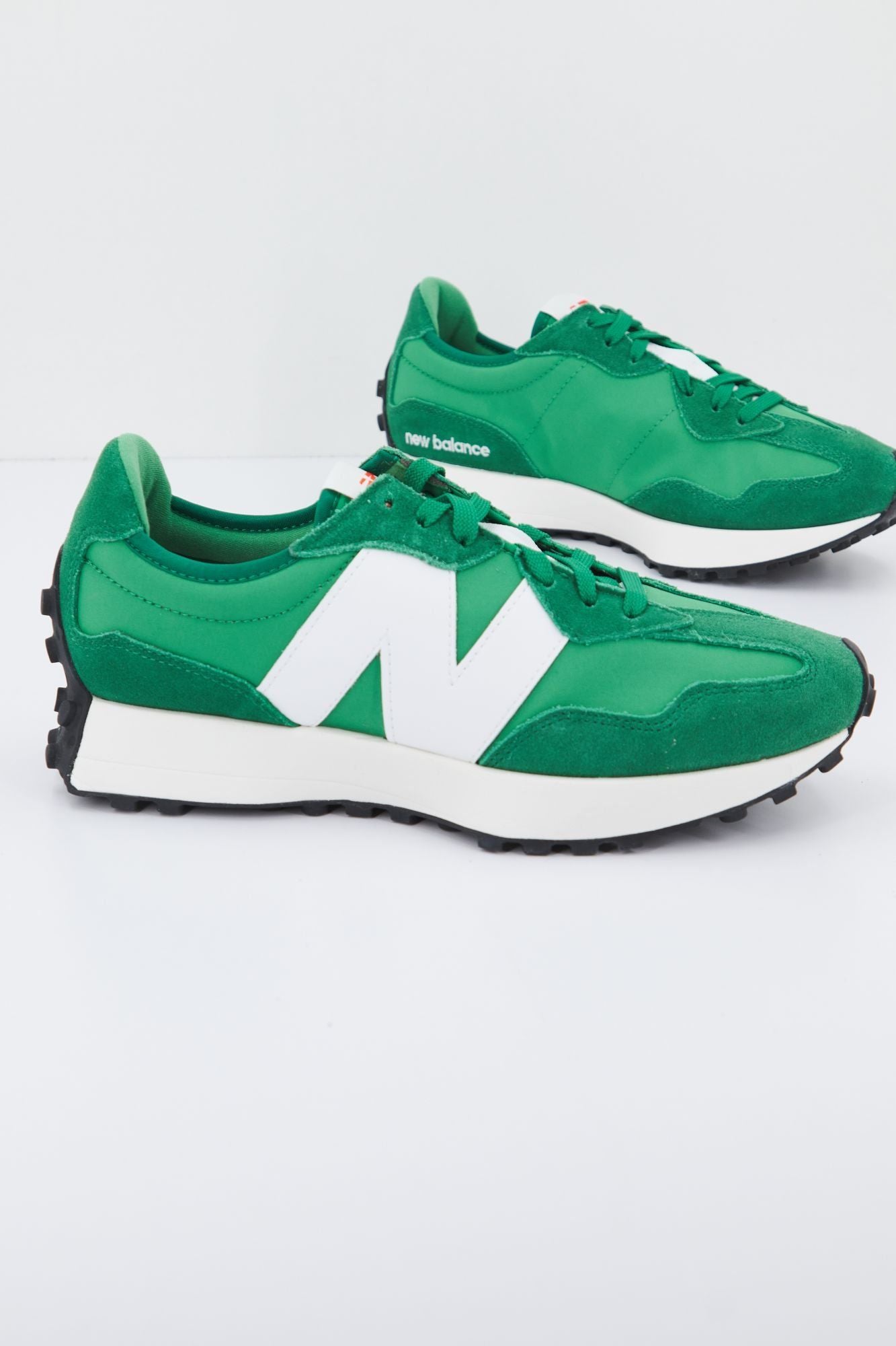 NEW BALANCE U327 EB en color VERDE (2)