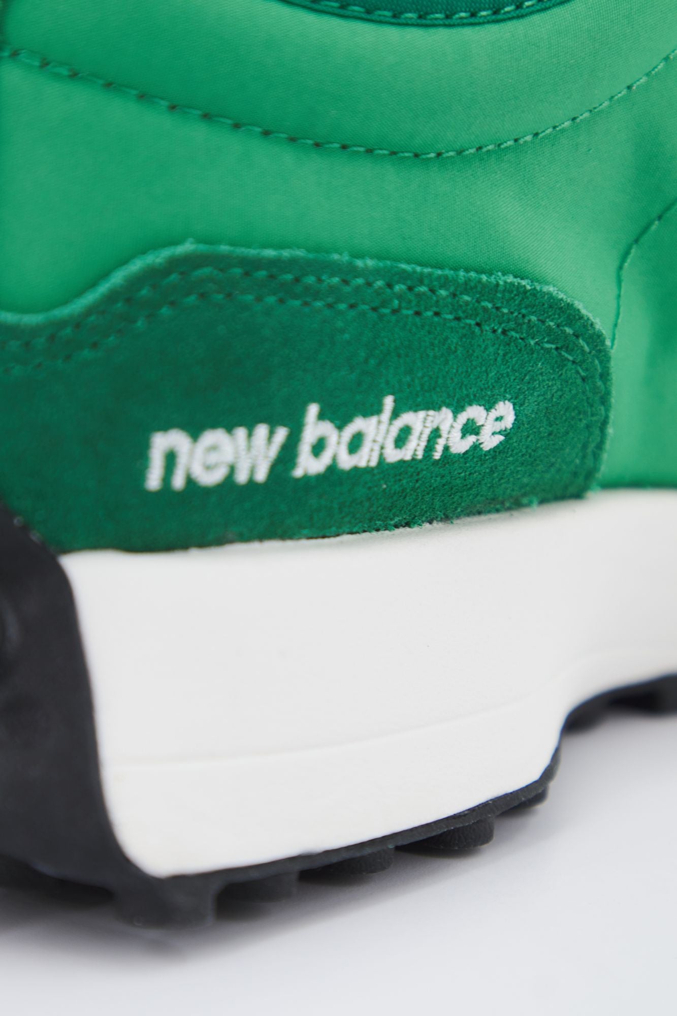 NEW BALANCE U327 EB en color VERDE (4)