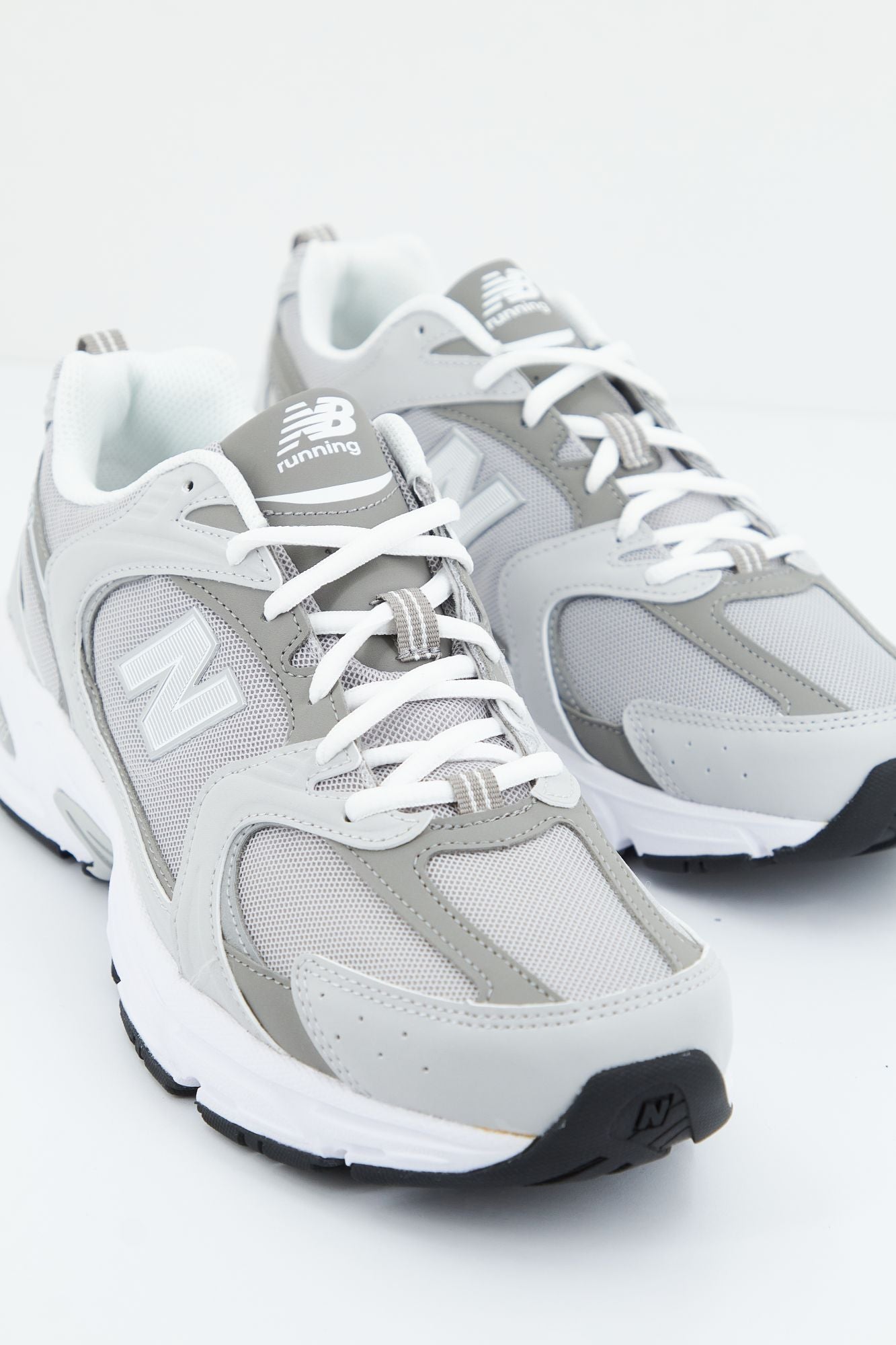 NEW BALANCE MR530 SMG en color GRIS (2)
