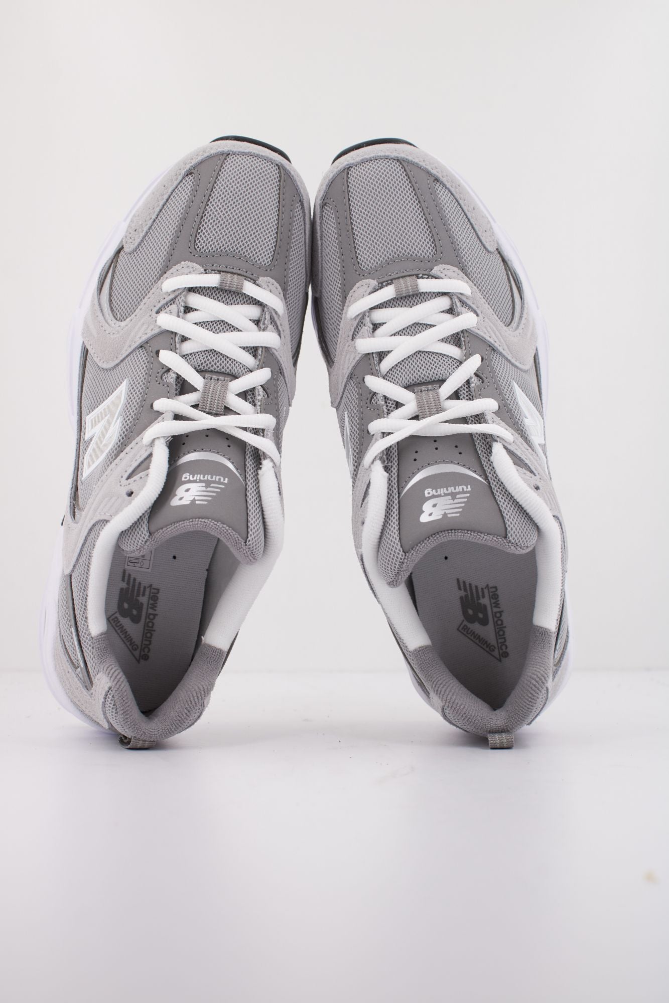 NEW BALANCE MR530 CK en color GRIS (3)