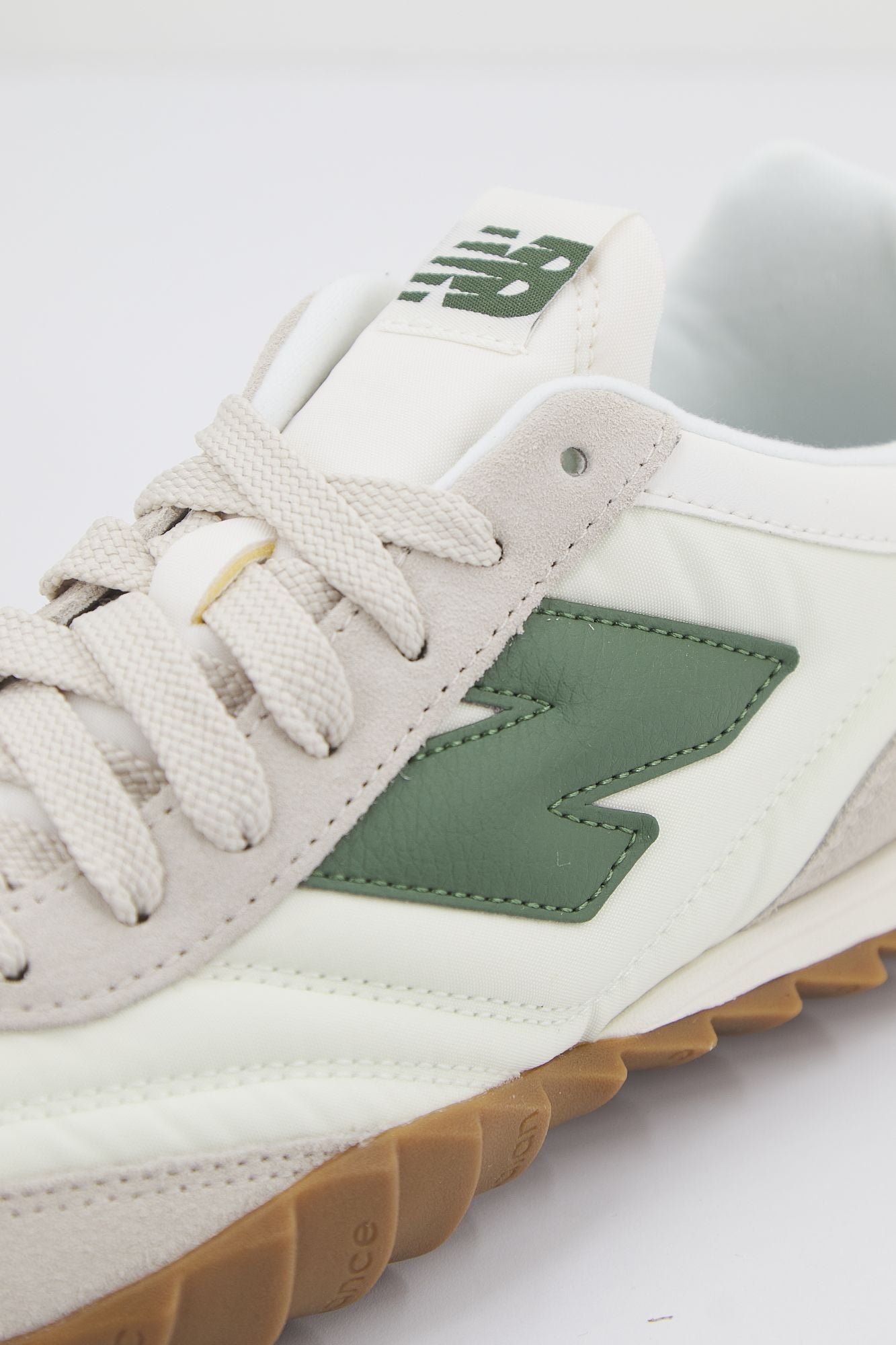NEW BALANCE URC30 SN LIFESTYLE en color BEIS (2)