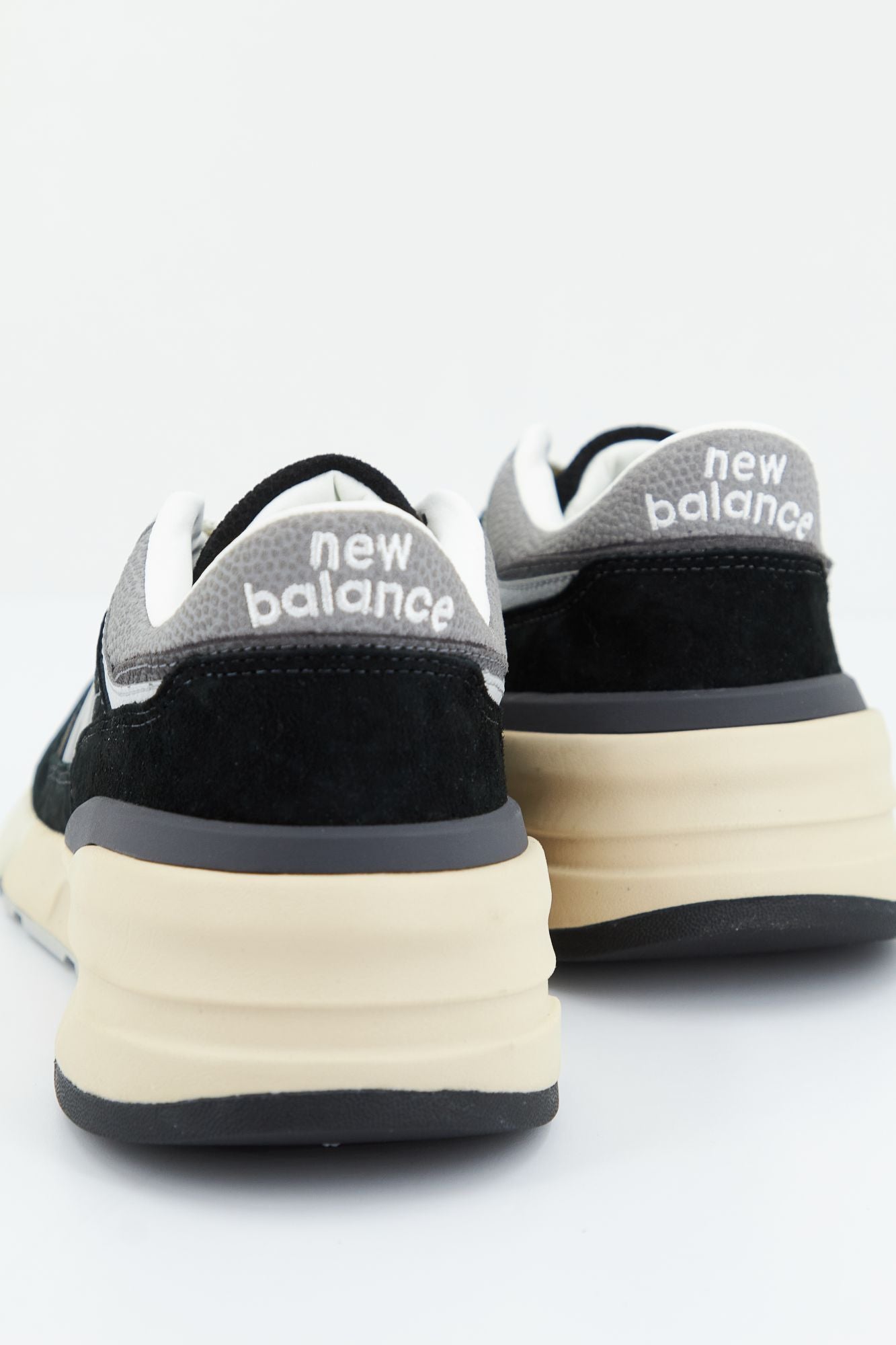 NEW BALANCE U997RHC en color NEGRO (3)