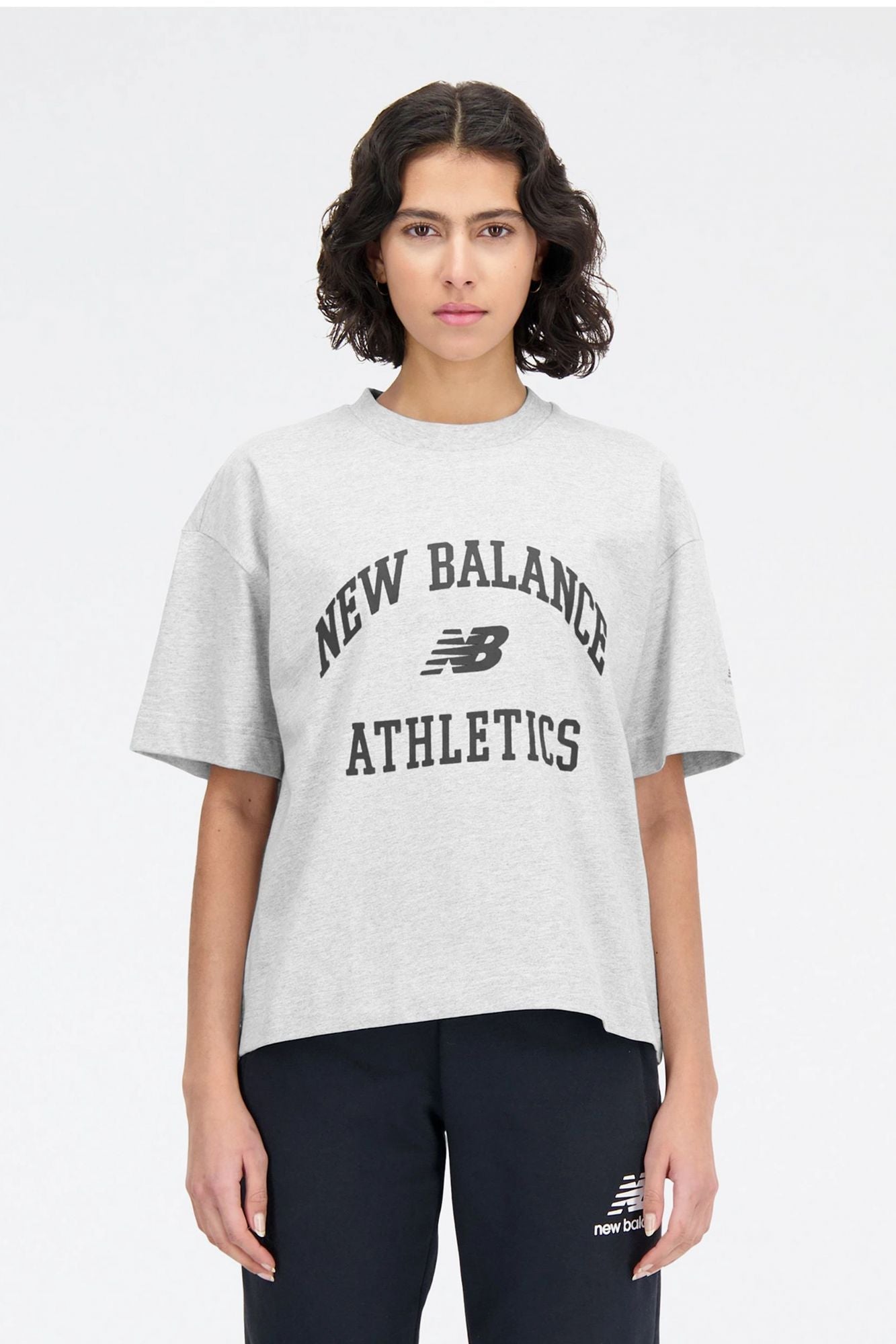 NEW BALANCE ATHLETICS VARSITY SHIRT en color GRIS (1)