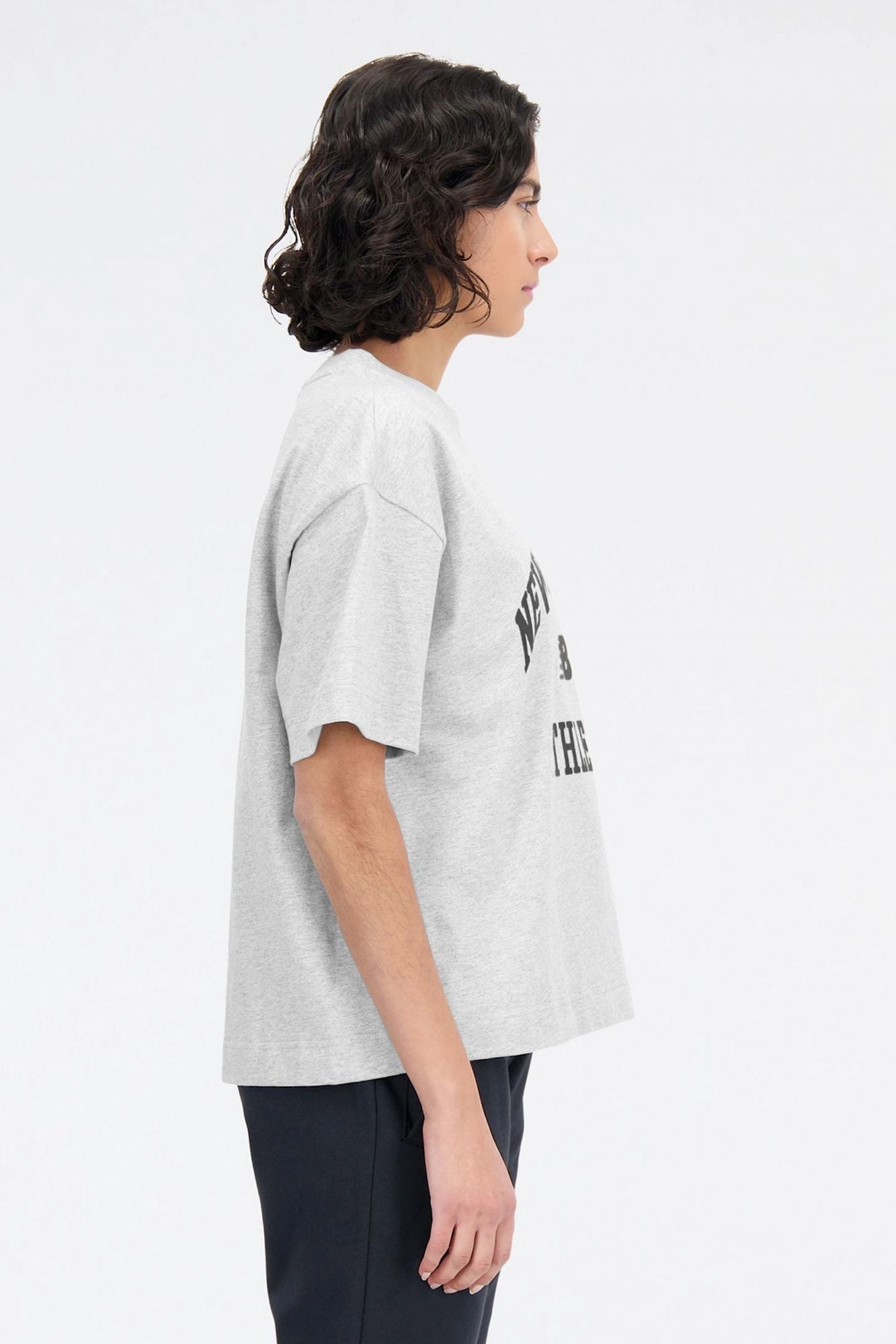 NEW BALANCE ATHLETICS VARSITY SHIRT en color GRIS (2)