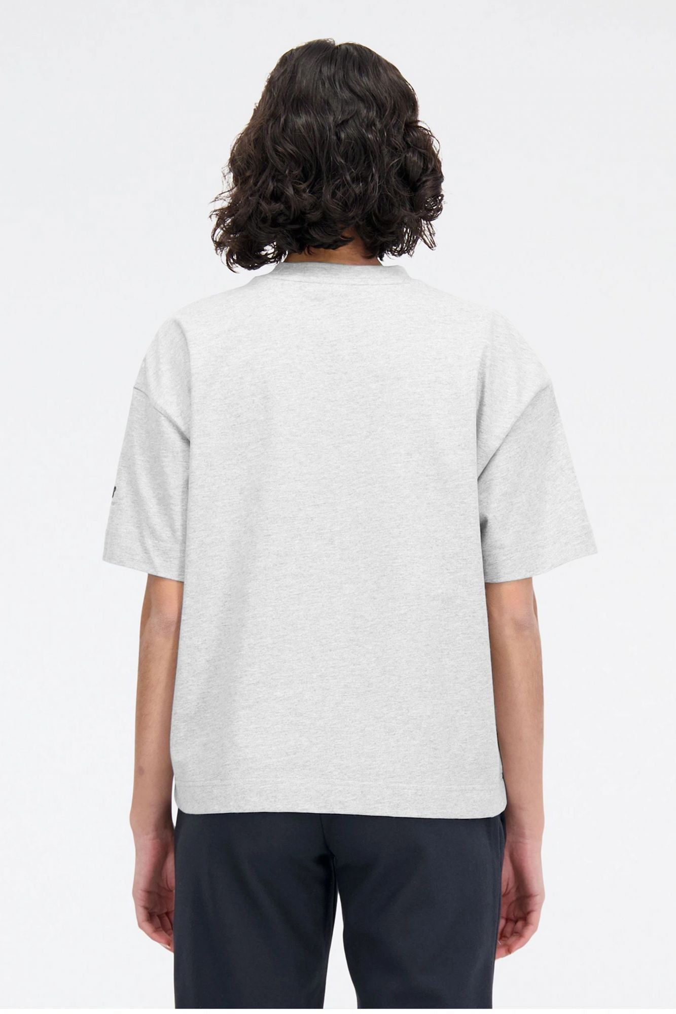 NEW BALANCE ATHLETICS VARSITY SHIRT en color GRIS (3)