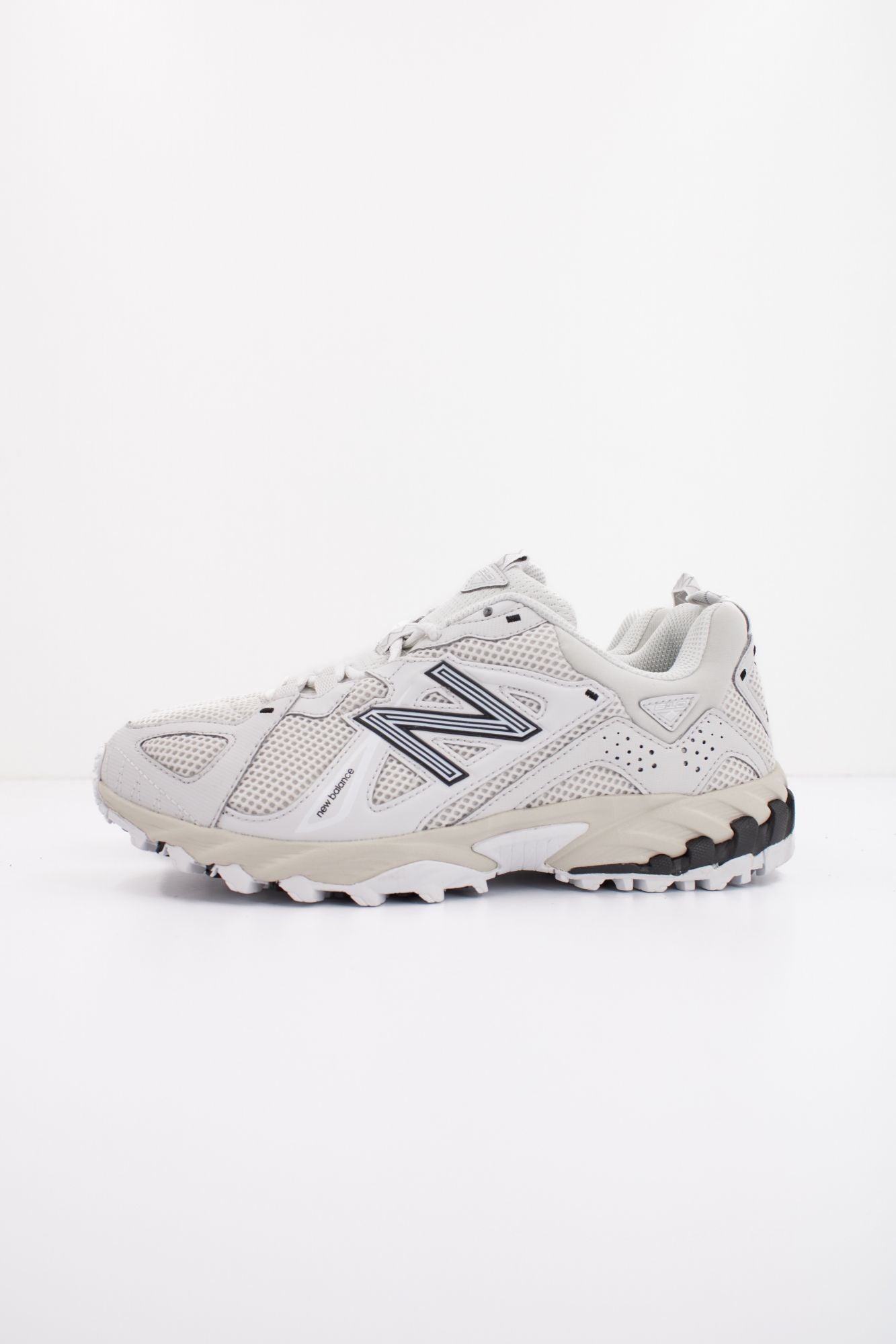 NEW BALANCE ML610 TBA en color BLANCO (1)