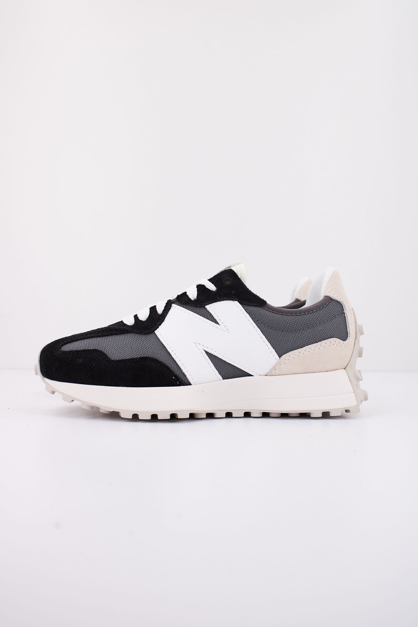 NEW BALANCE U327 FE en color NEGRO (1)