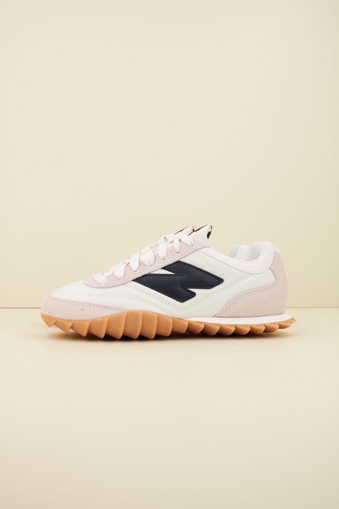 NEW BALANCE URC30 FB en color BLANCO (1)