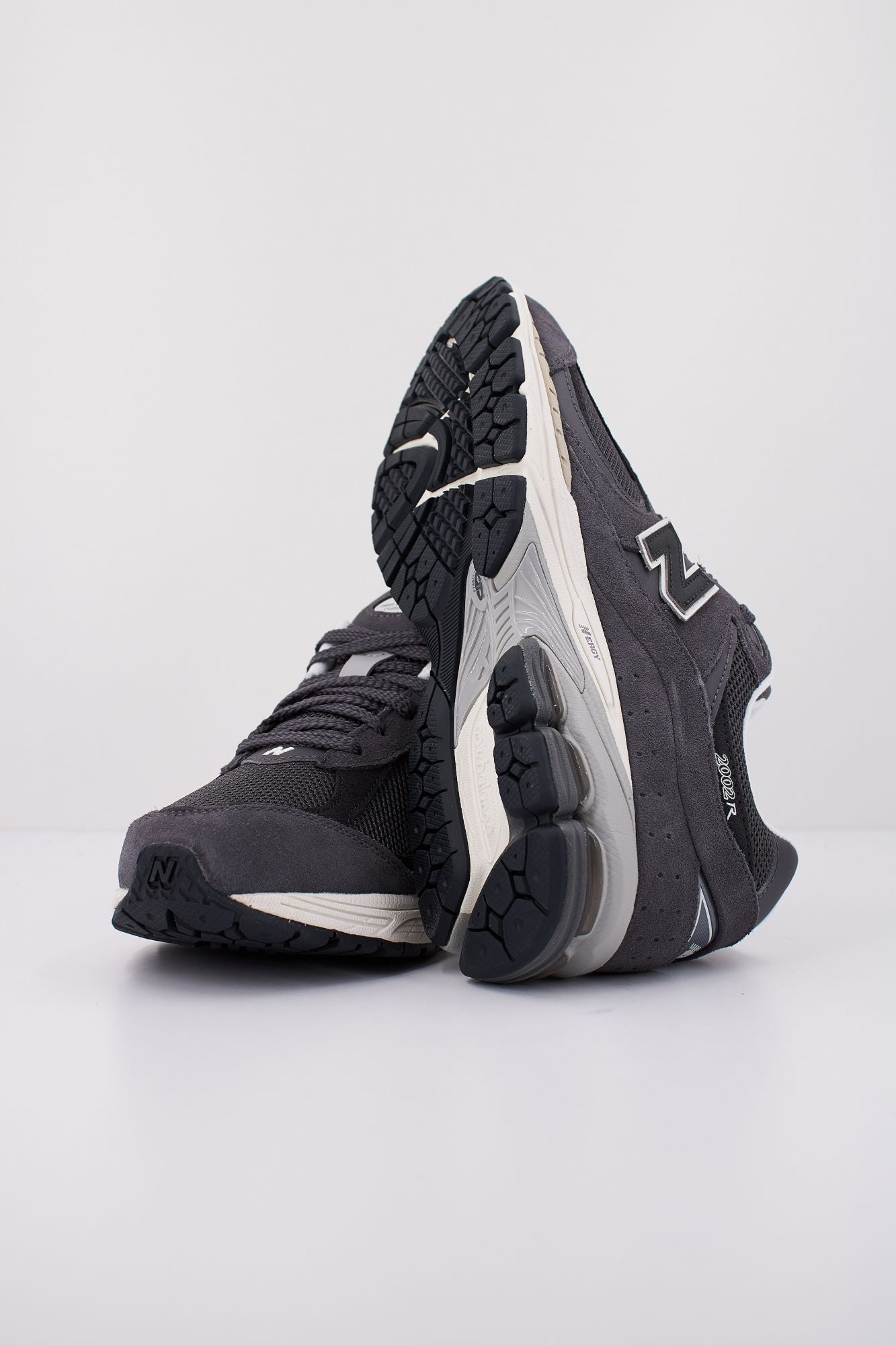 NEW BALANCE M2002 RFL en color GRIS (5)
