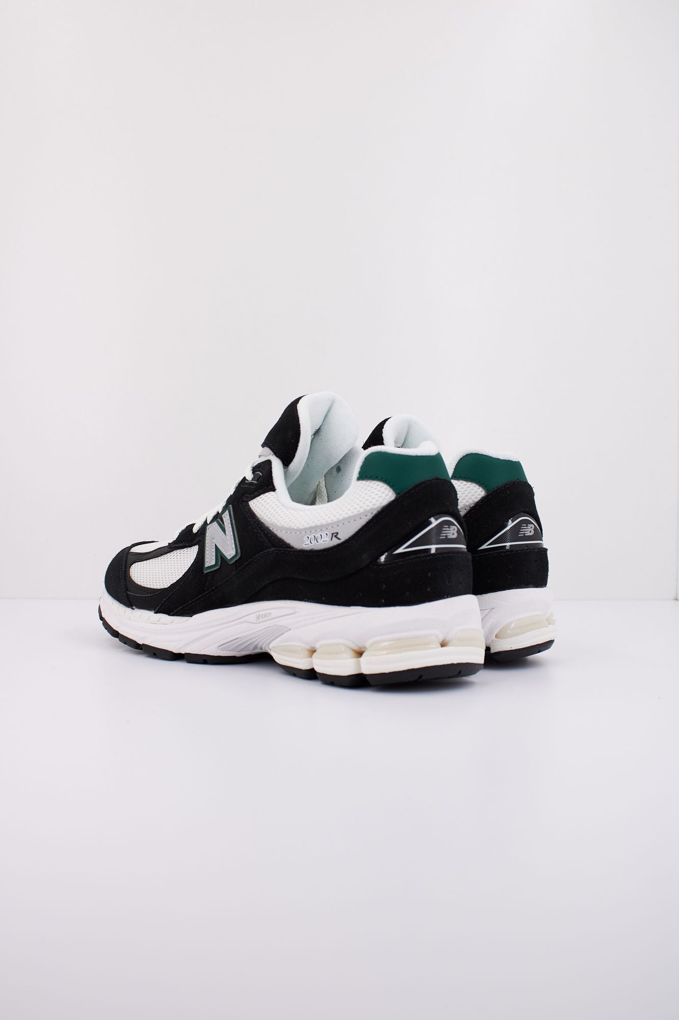 NEW BALANCE M2002 RRA en color NEGRO (4)