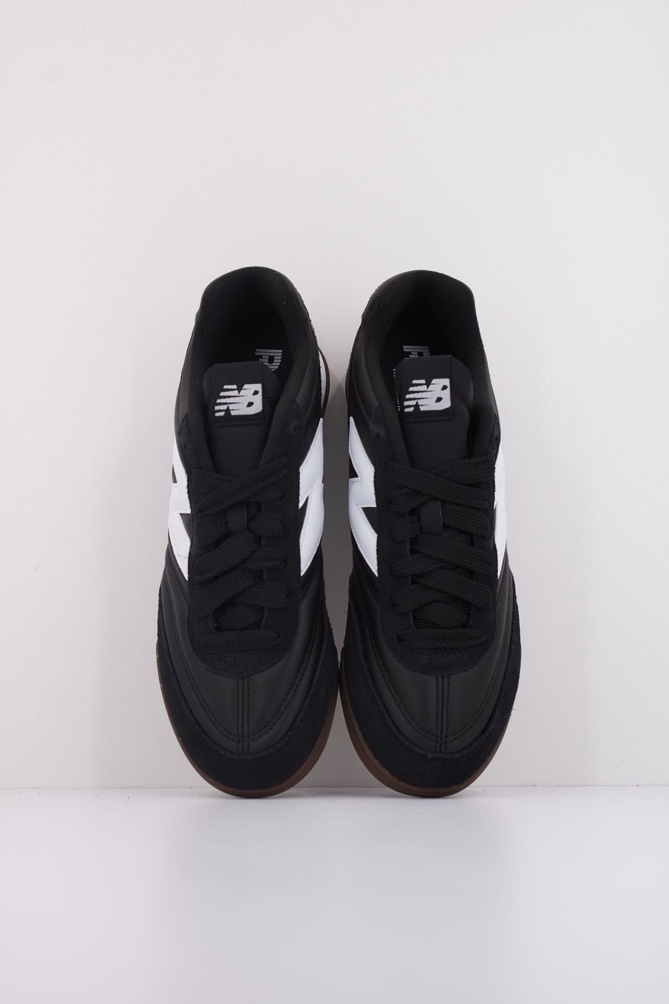 NEW BALANCE URC42 en color NEGRO (3)