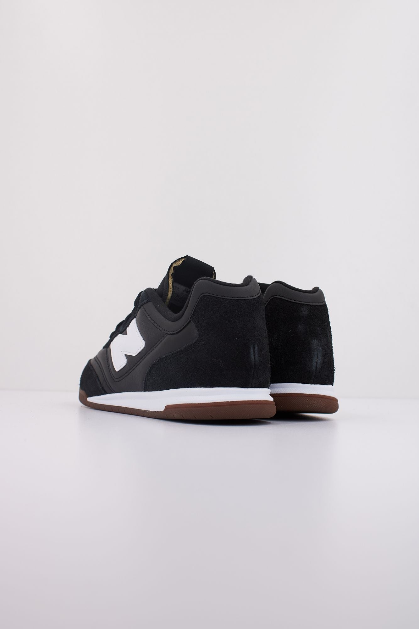 NEW BALANCE URC42 en color NEGRO (4)