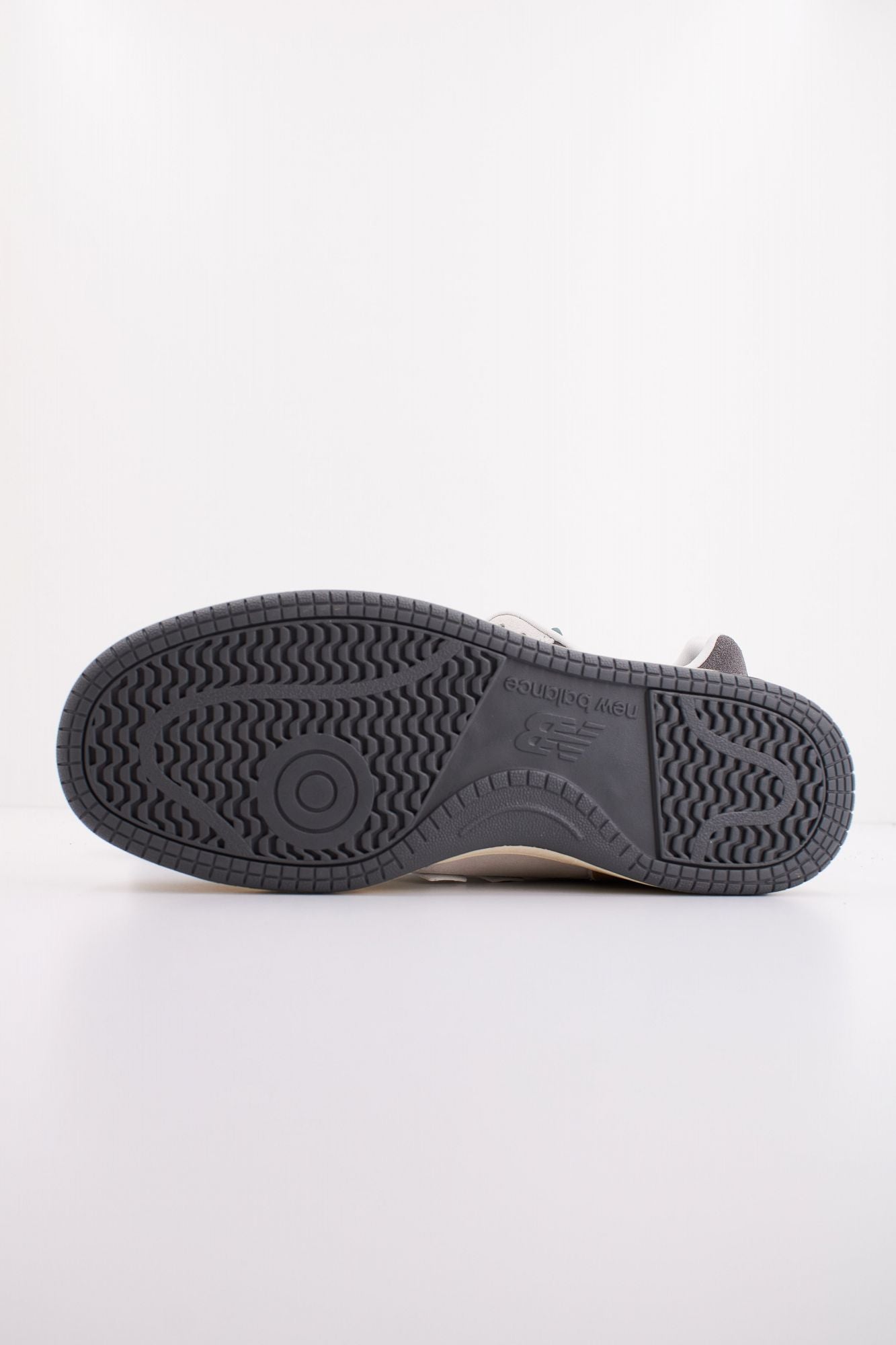 NEW BALANCE LGB RETRO BASKETBALL en color GRIS (5)