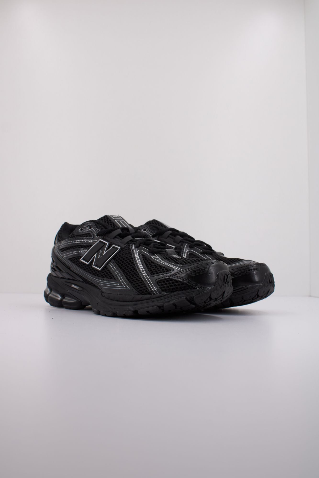 NEW BALANCE M1906 en color NEGRO (4)