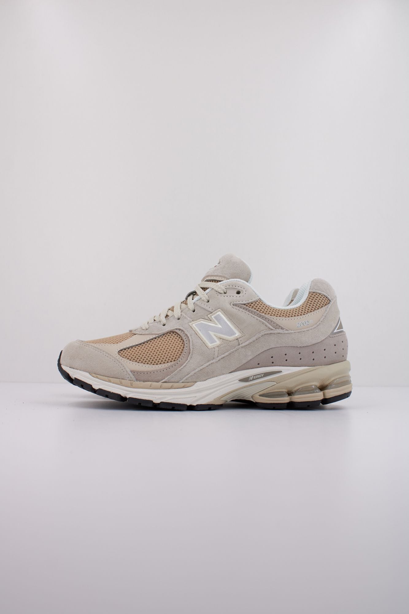 NEW BALANCE U2002 en color MARRON CLARO (1)