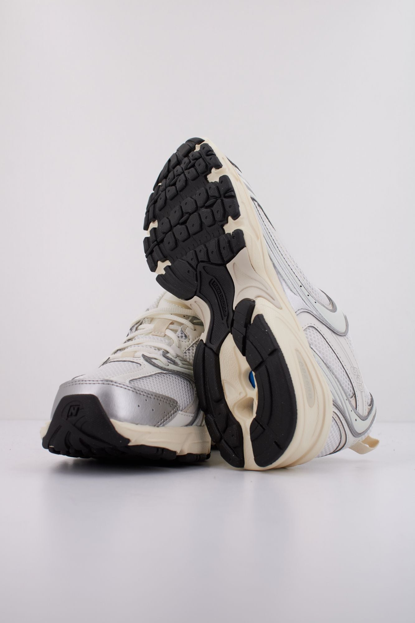 NEW BALANCE U530 SB en color BLANCO (5)