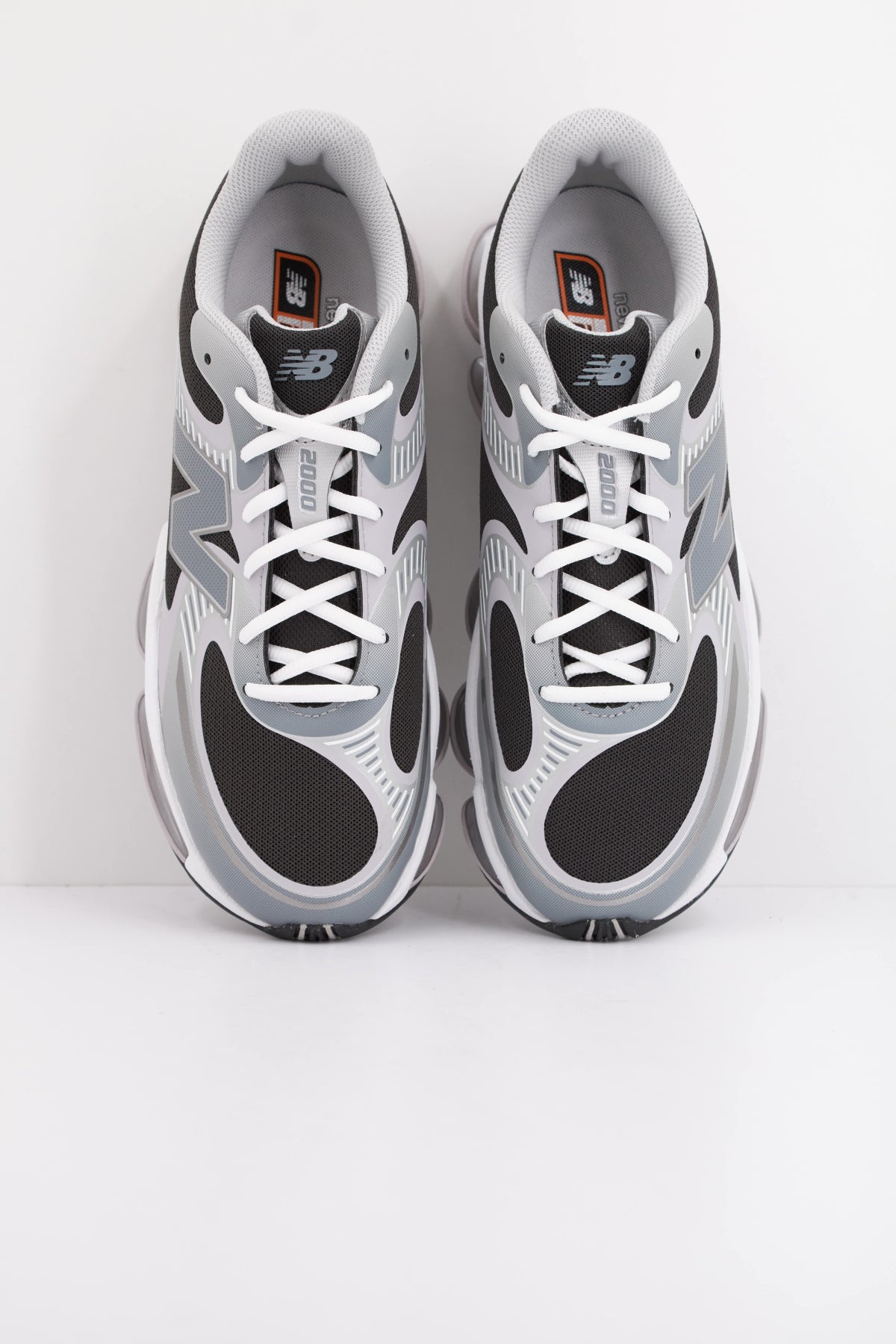 NEW BALANCE U20003 OZ en color PLATA (3)