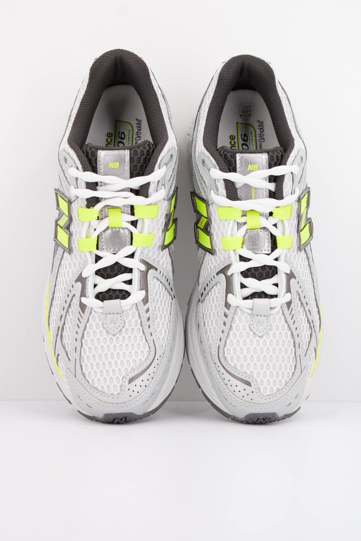NEW BALANCE U1906 en color BLANCO (3)