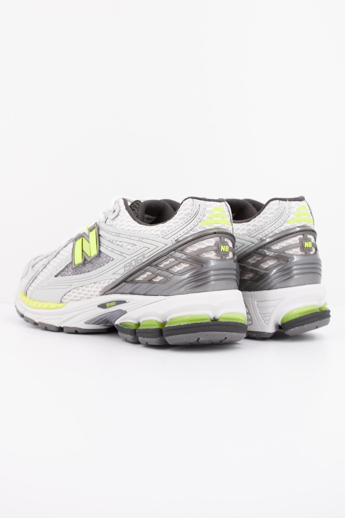 NEW BALANCE U1906 en color BLANCO (4)