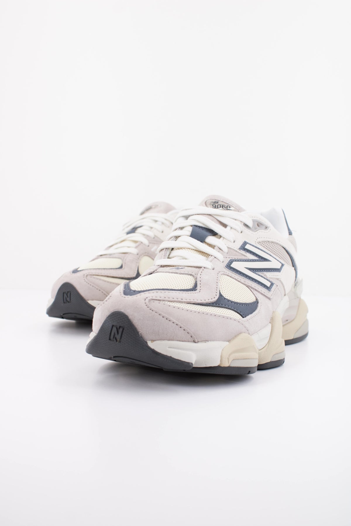 NEW BALANCE U9060 en color BEIS (2)