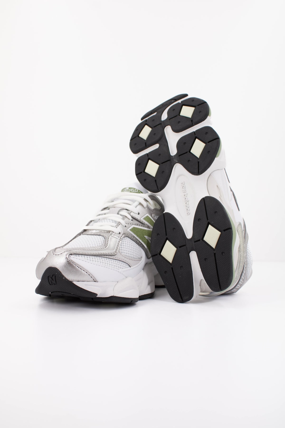 NEW BALANCE U9060 en color BLANCO (5)