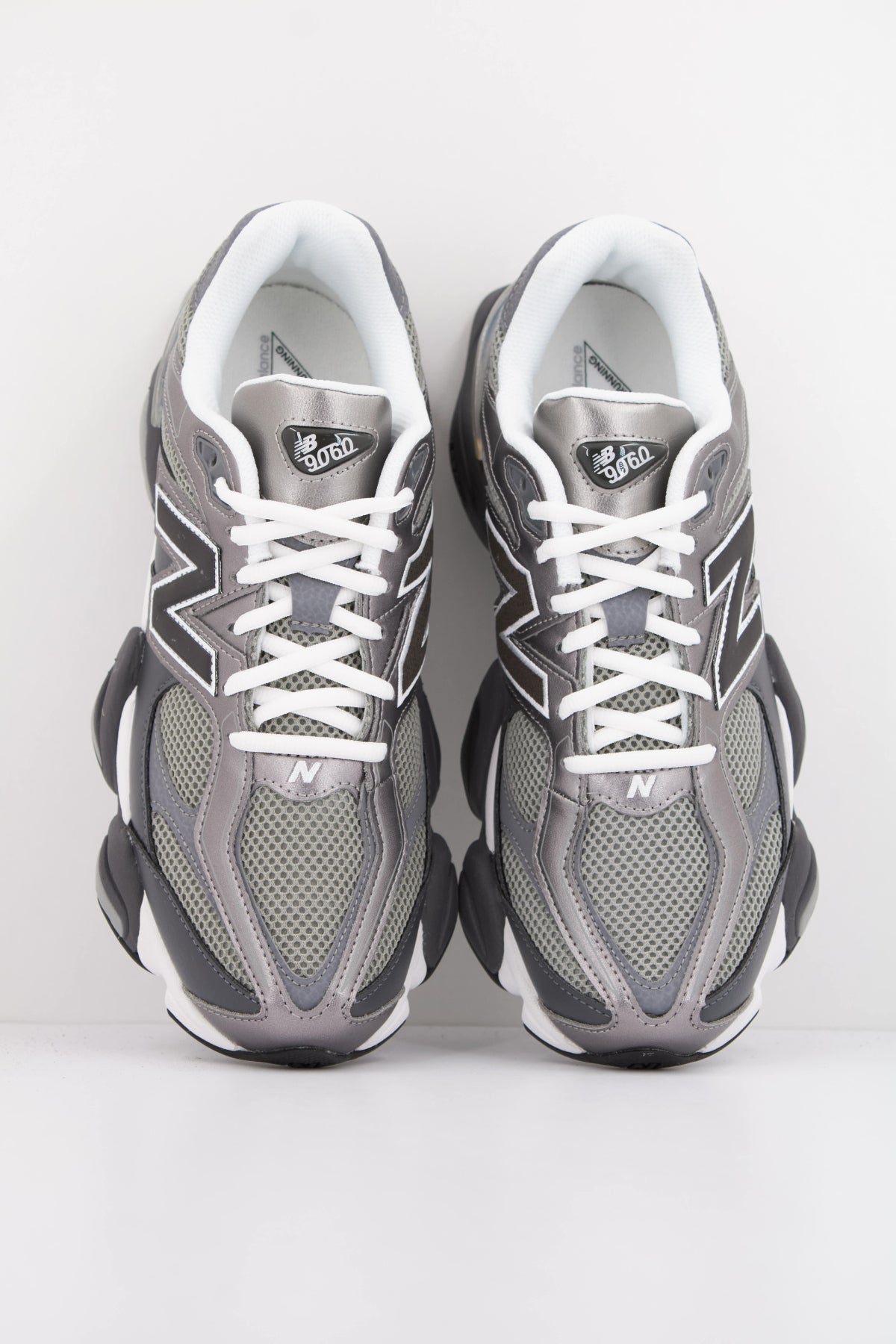 NEW BALANCE U9060 en color GRIS (3)