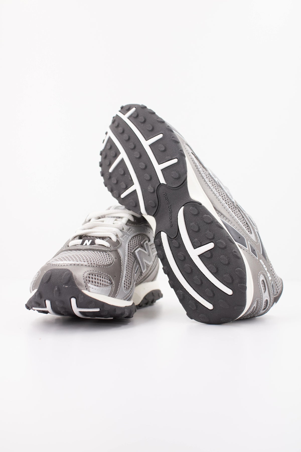 NEW BALANCE U204L en color PLATA (5)