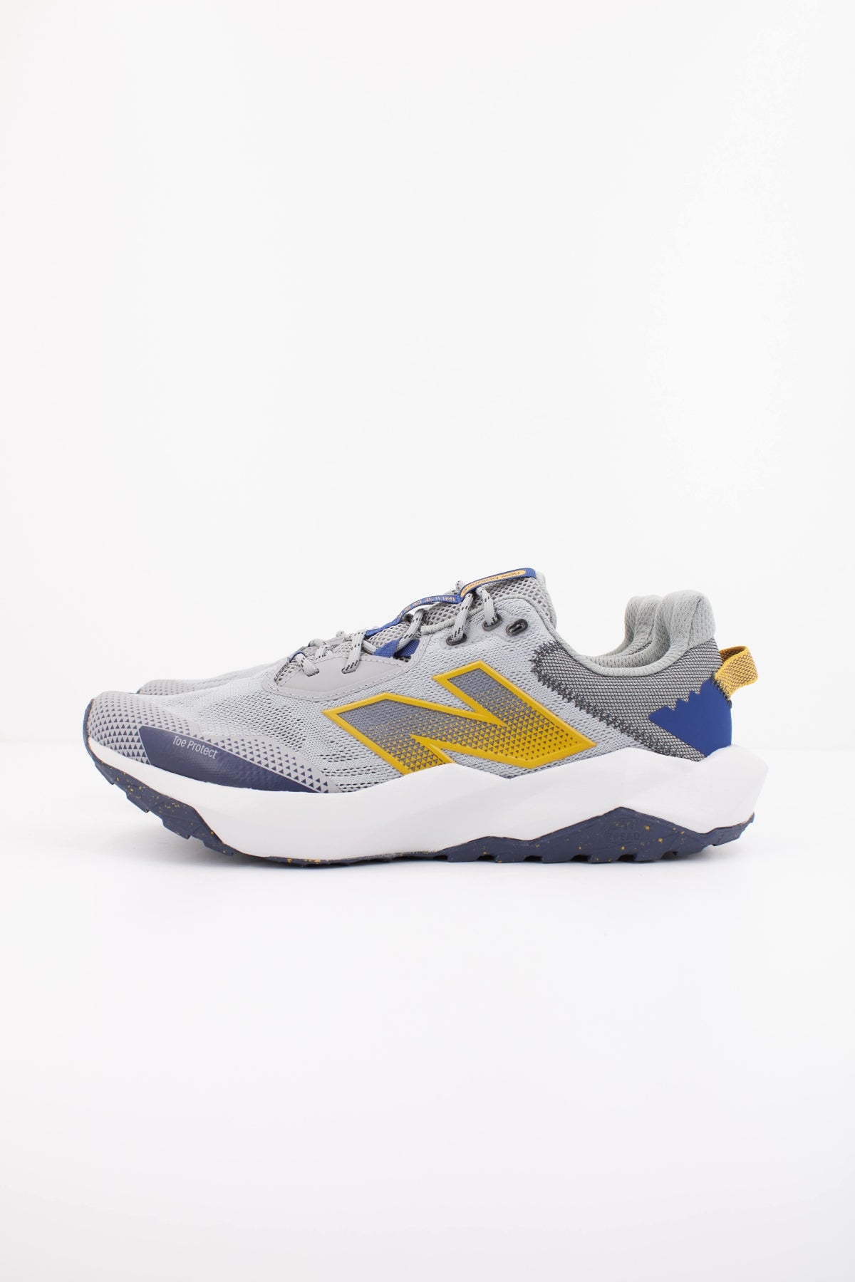 NEW BALANCE MTNTR CG6 en color GRIS (1)